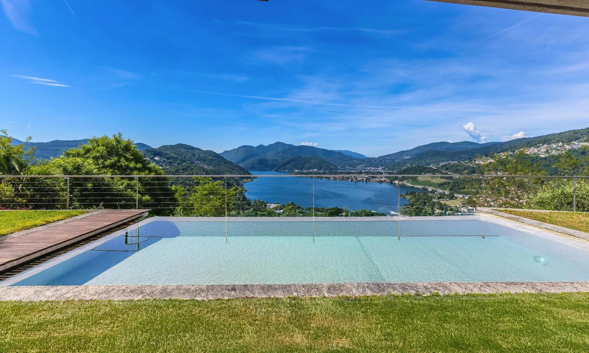 Exklusive Villa 5.5 mit Pool und atemberaubendem Blick in Muzzano