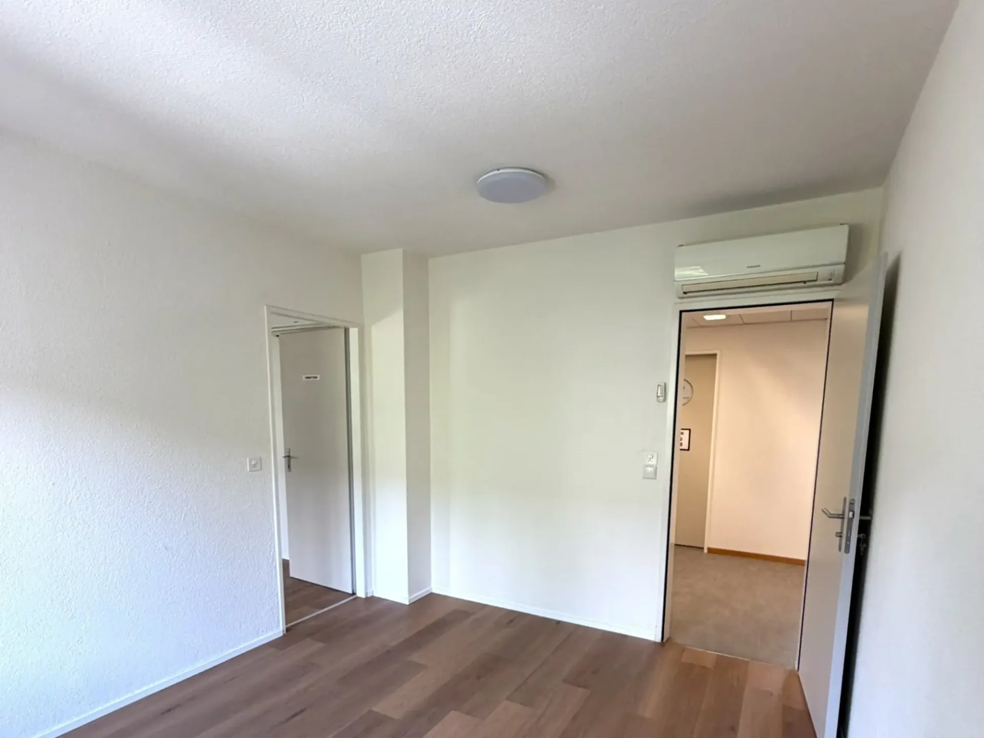 Ufficio luminoso con anticamera (circa 27 m²) a Zürich-Oerlikon