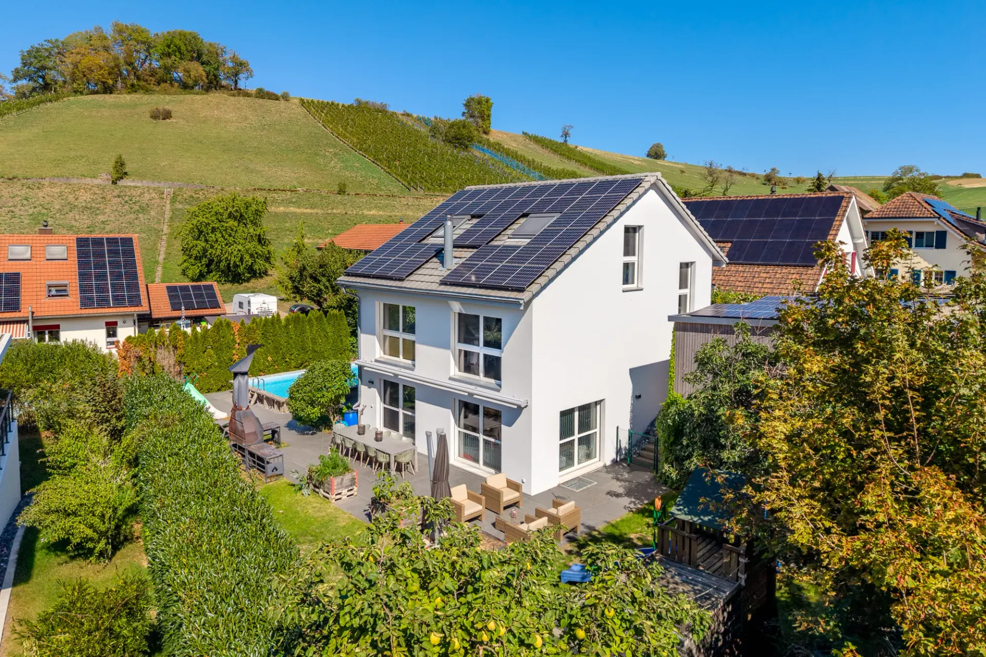 Detached 7.5-room single-family house with pool and great surroundings