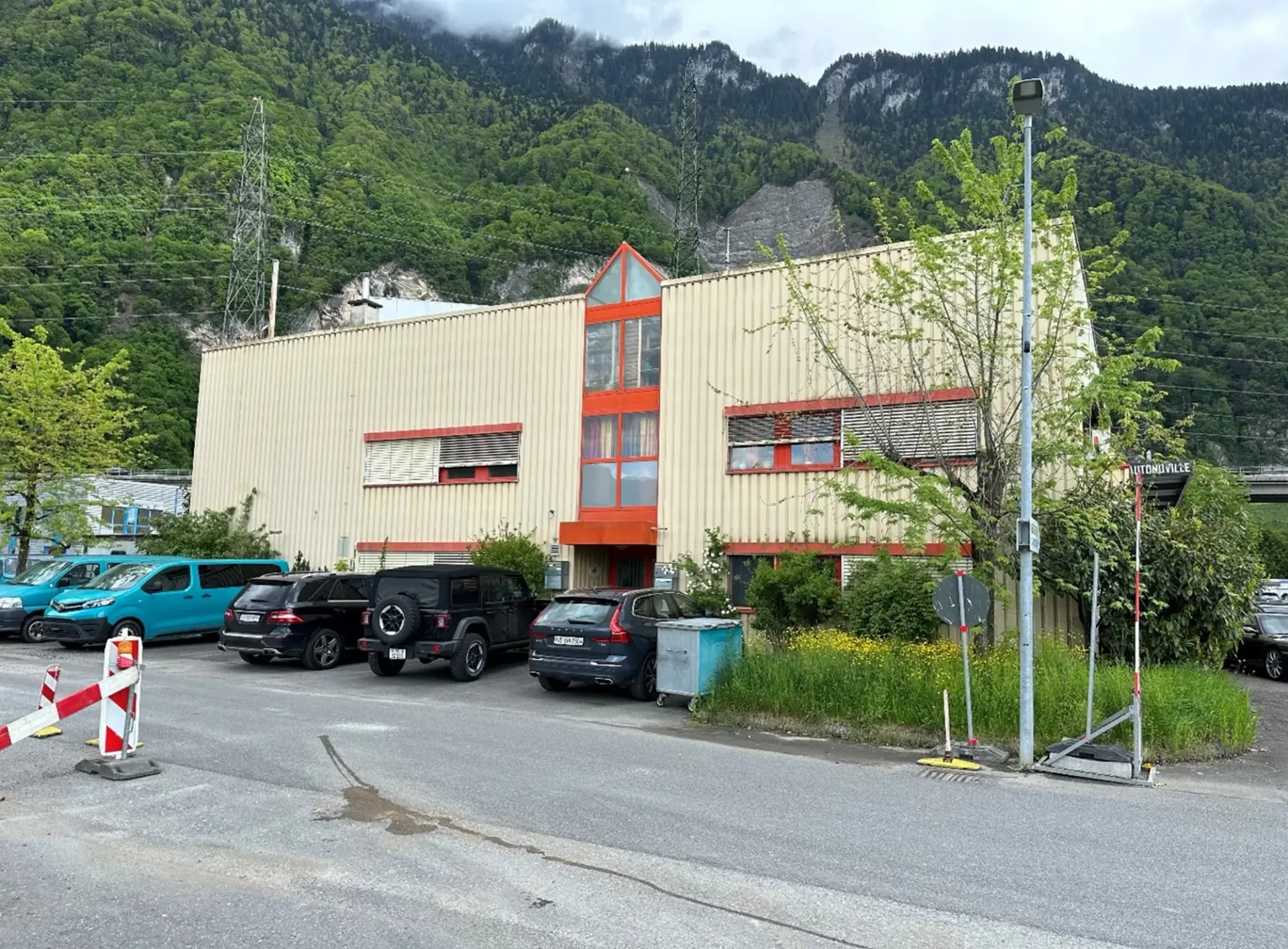 Halle für Handwerk von 1670 m2 mit Wohnbereich von 212 m2 in Villeneuve