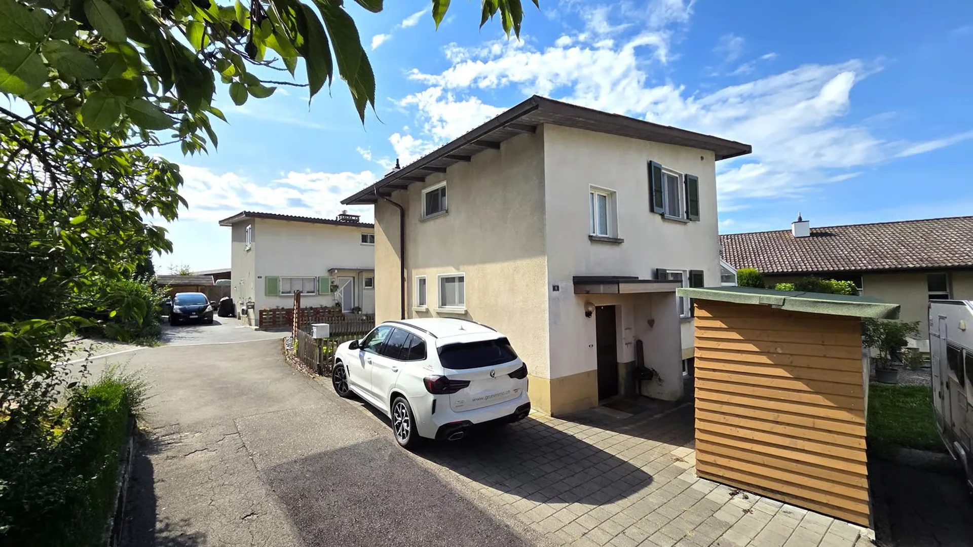 Casa unifamiliare di 4,5 locali con tettoia e garage in buona posizione macro