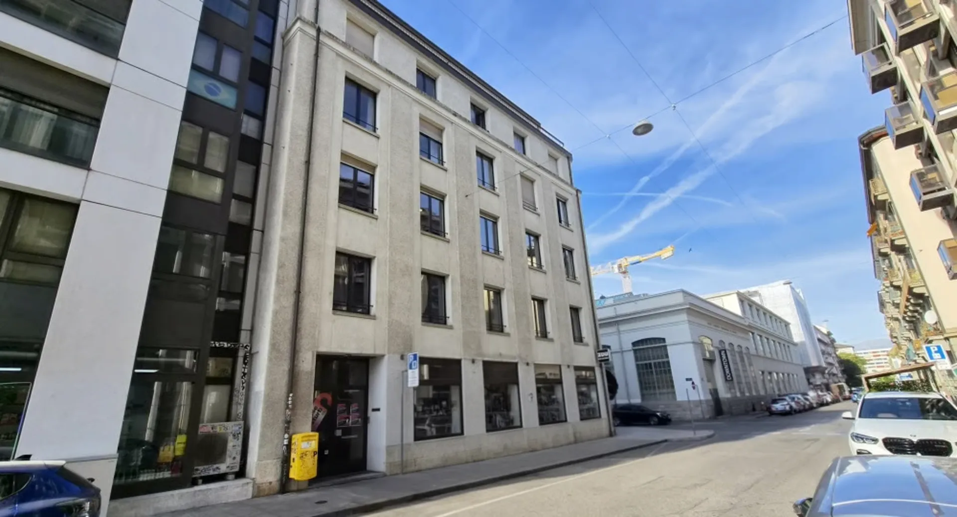 Office of approximately 192 m2, located on the 1st floor.