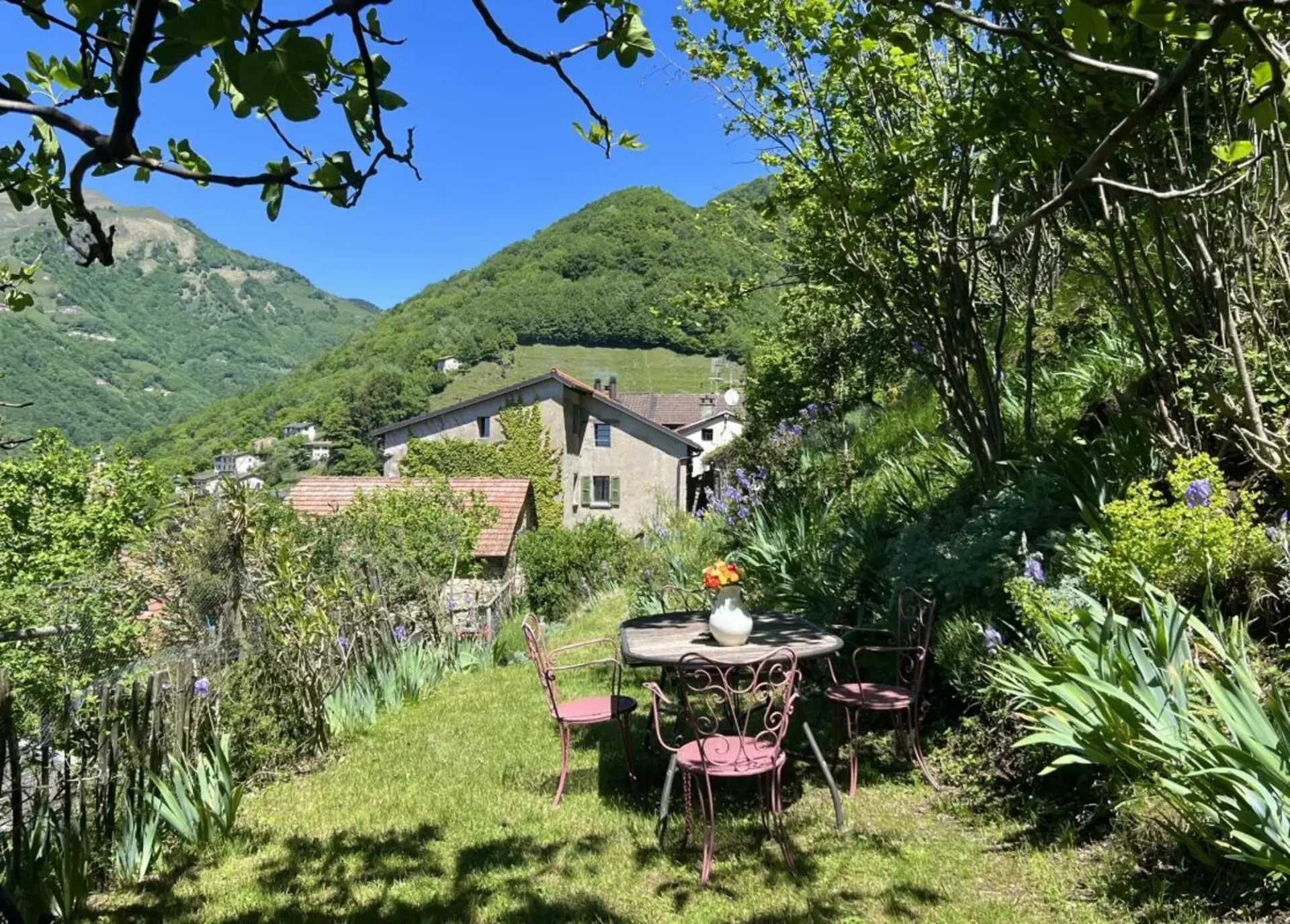 LEBENSTRAUM TESSIN - Charmant renoviertes Dorfhaus mit grossem Atelier ideal für Kunst&Kultur und B&B