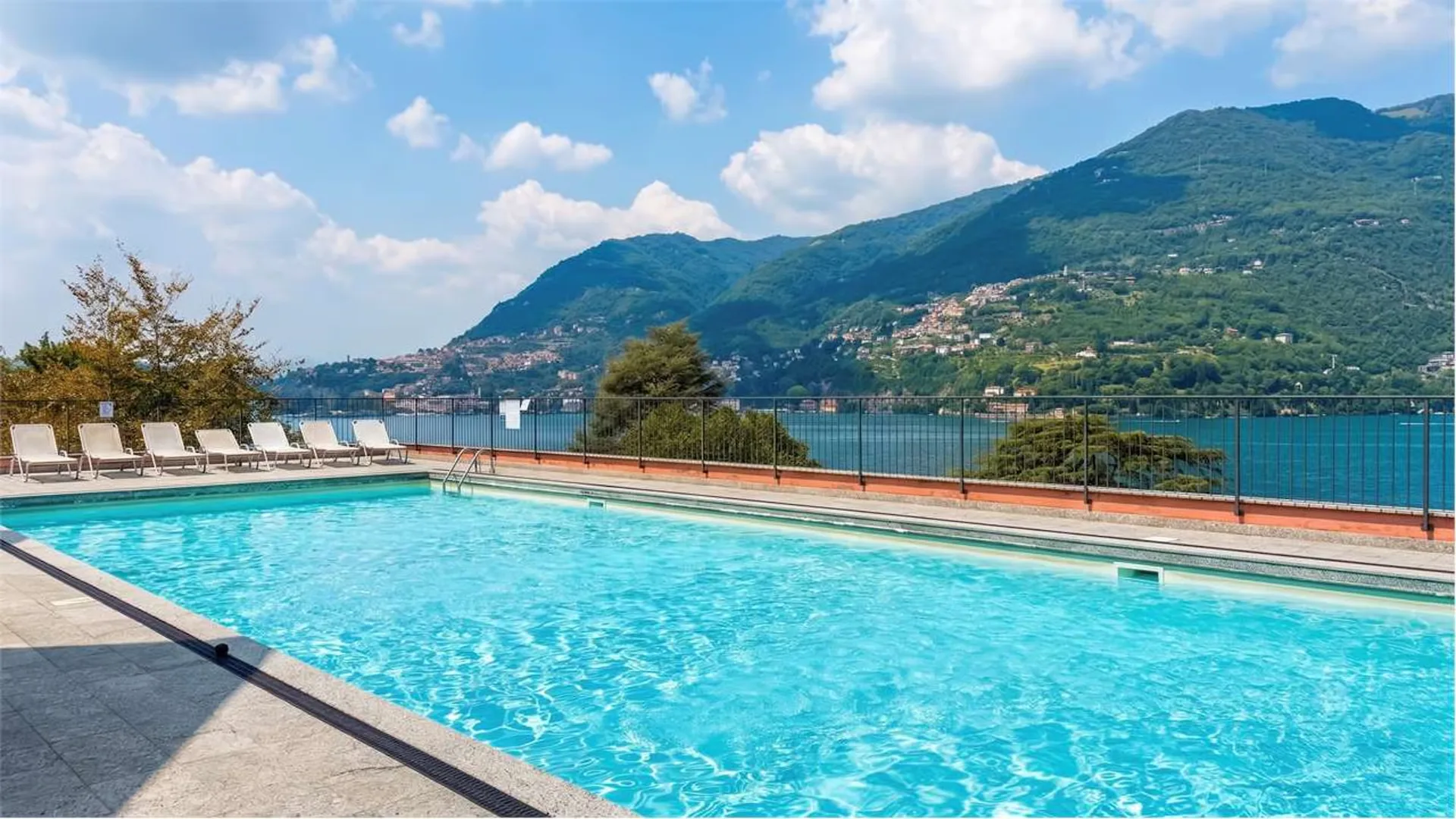 Elegantes Duplex mit Seeblick, Pool und Panoramaterrassen