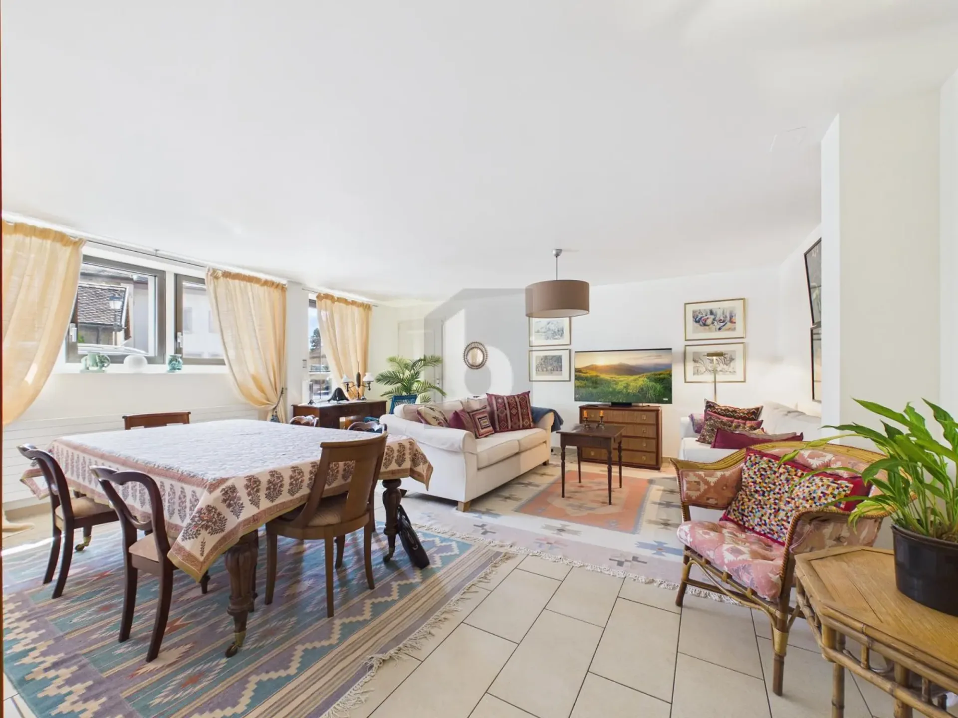 ELEGANTES MOBILIERTES WOHNUNG MIT CONTEMPORAREM CHARME