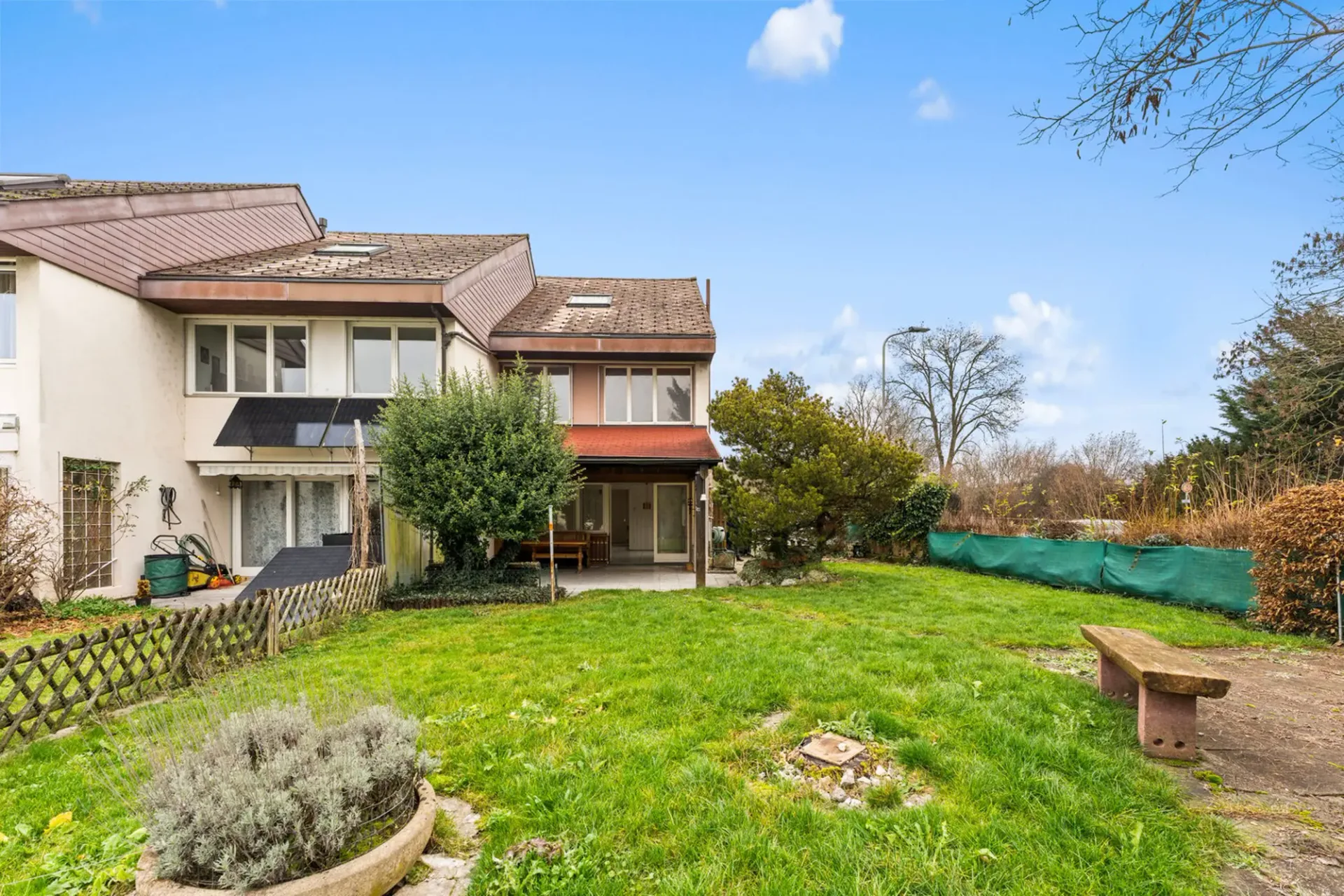 Row house with large garden and great development potential