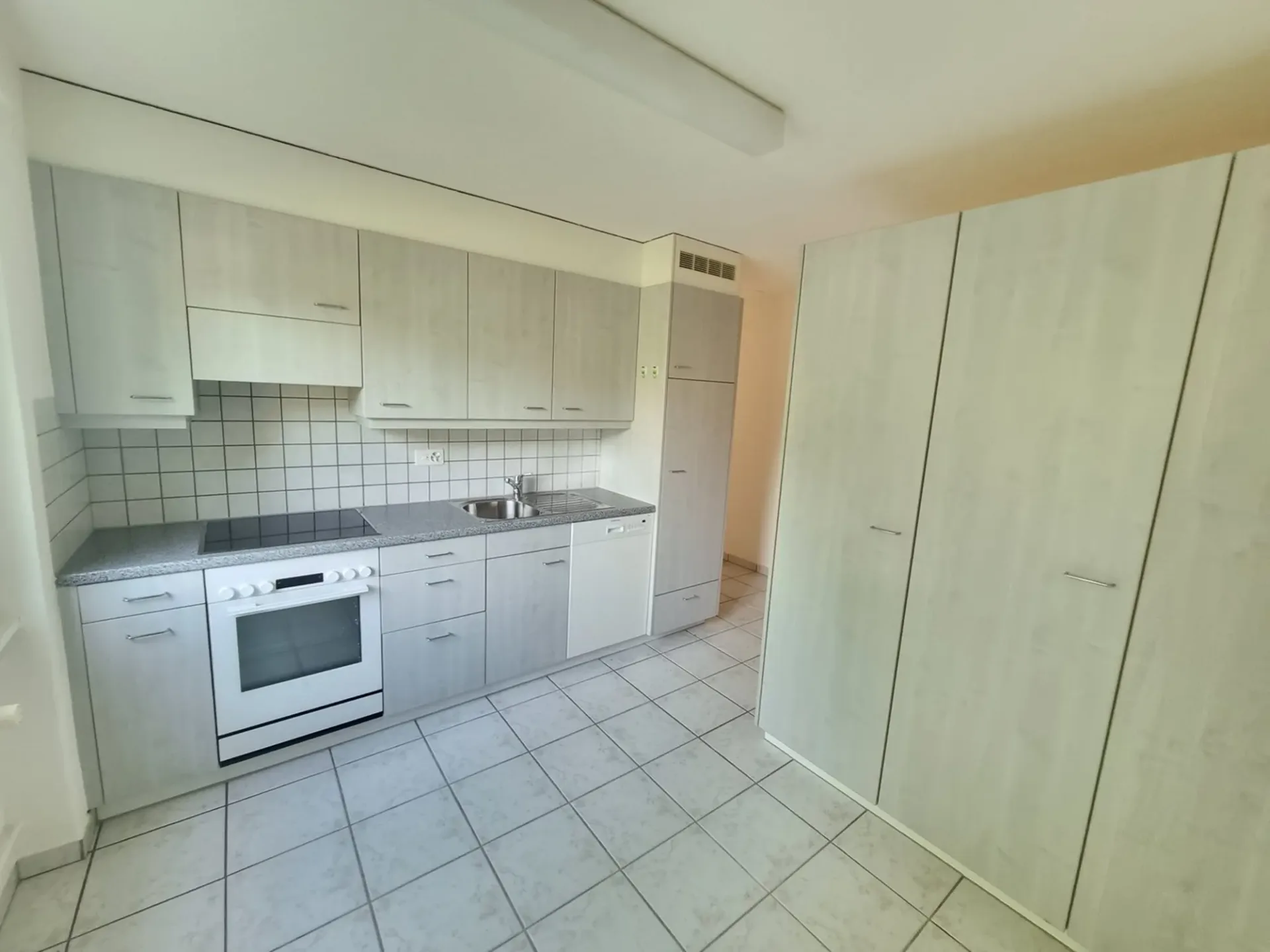 Helle 3.5-Zimmerwohnung und großem Balkon im EG