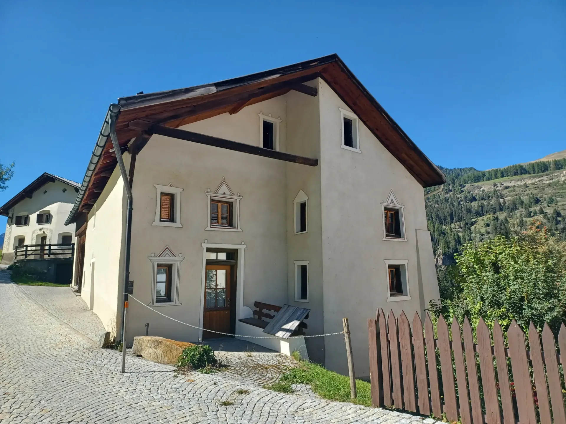 Un morceau d'histoire engadine - maison d'habitation historique avec bâtiment d'étable