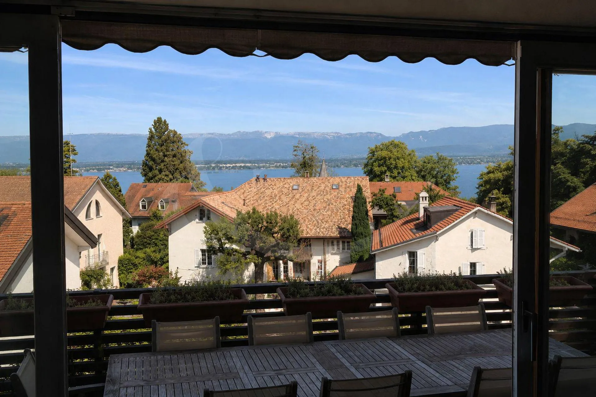 Anières Dorf, eine seltene Dachgeschosswohnung mit Blick auf den See