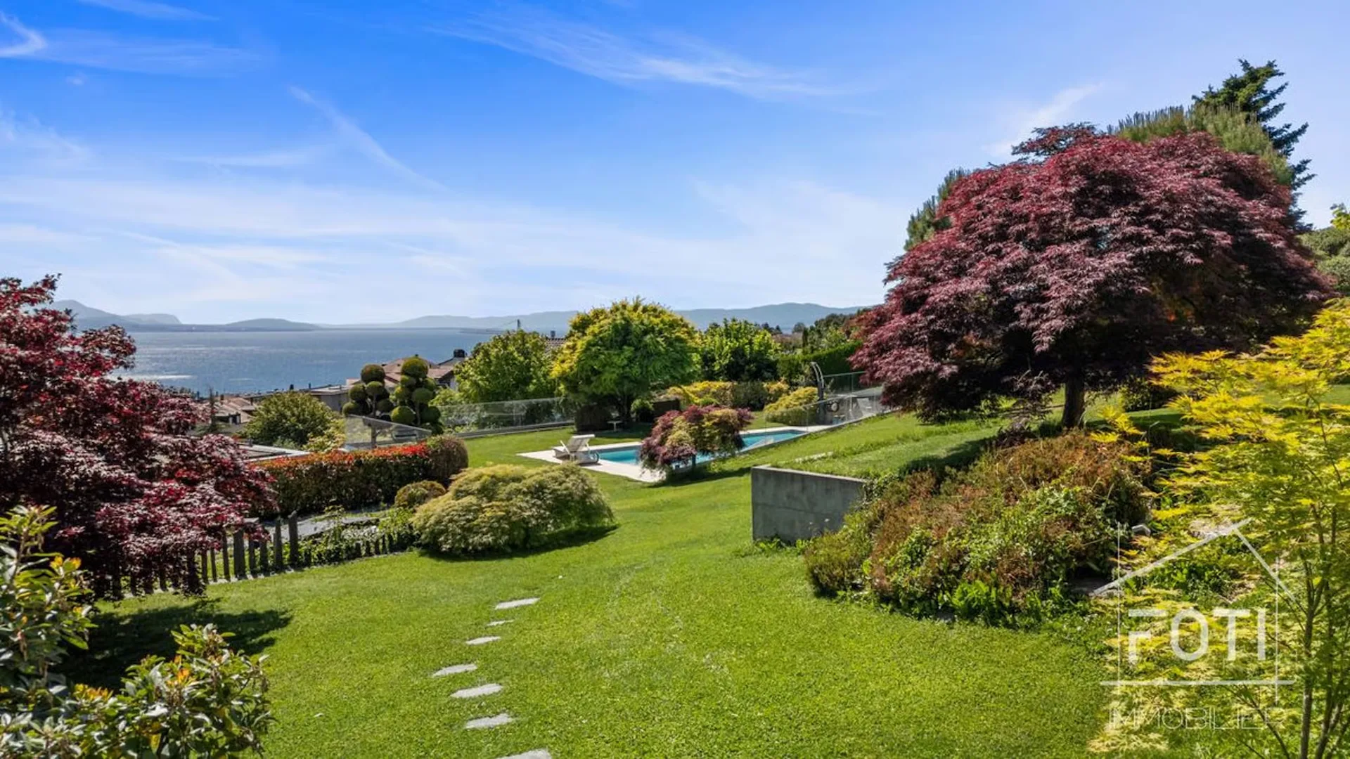 Beautiful 5.5-room duplex with garden and private pool.