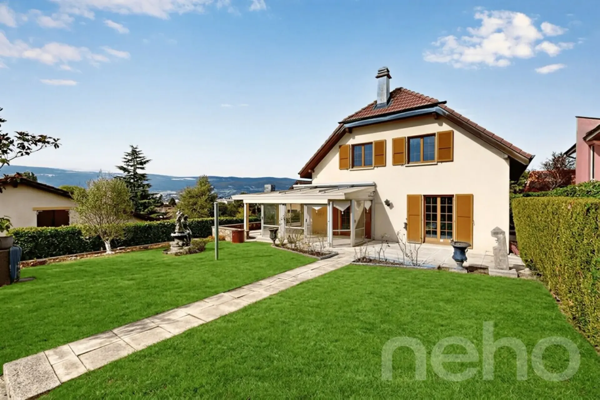 Einfamilienhaus mit 4.5 Zimmern, Doppelgarage und großem Grundstück