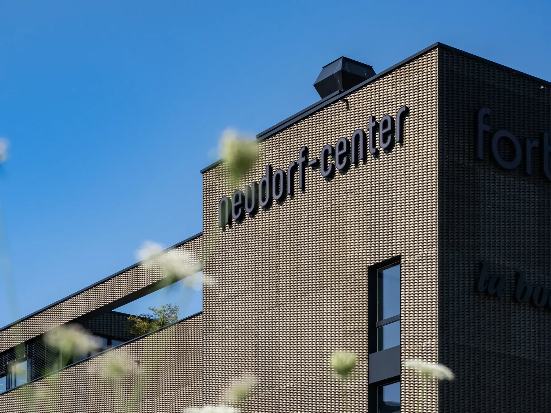 Commercial spaces for office and services in Neudorf-Center