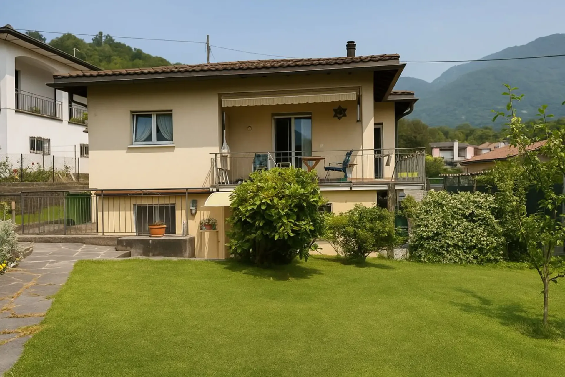 TAVERNE I EINFAMILIENHAUS MIT GEPFLEGTEM GARTEN IN RUHIGER LAGE