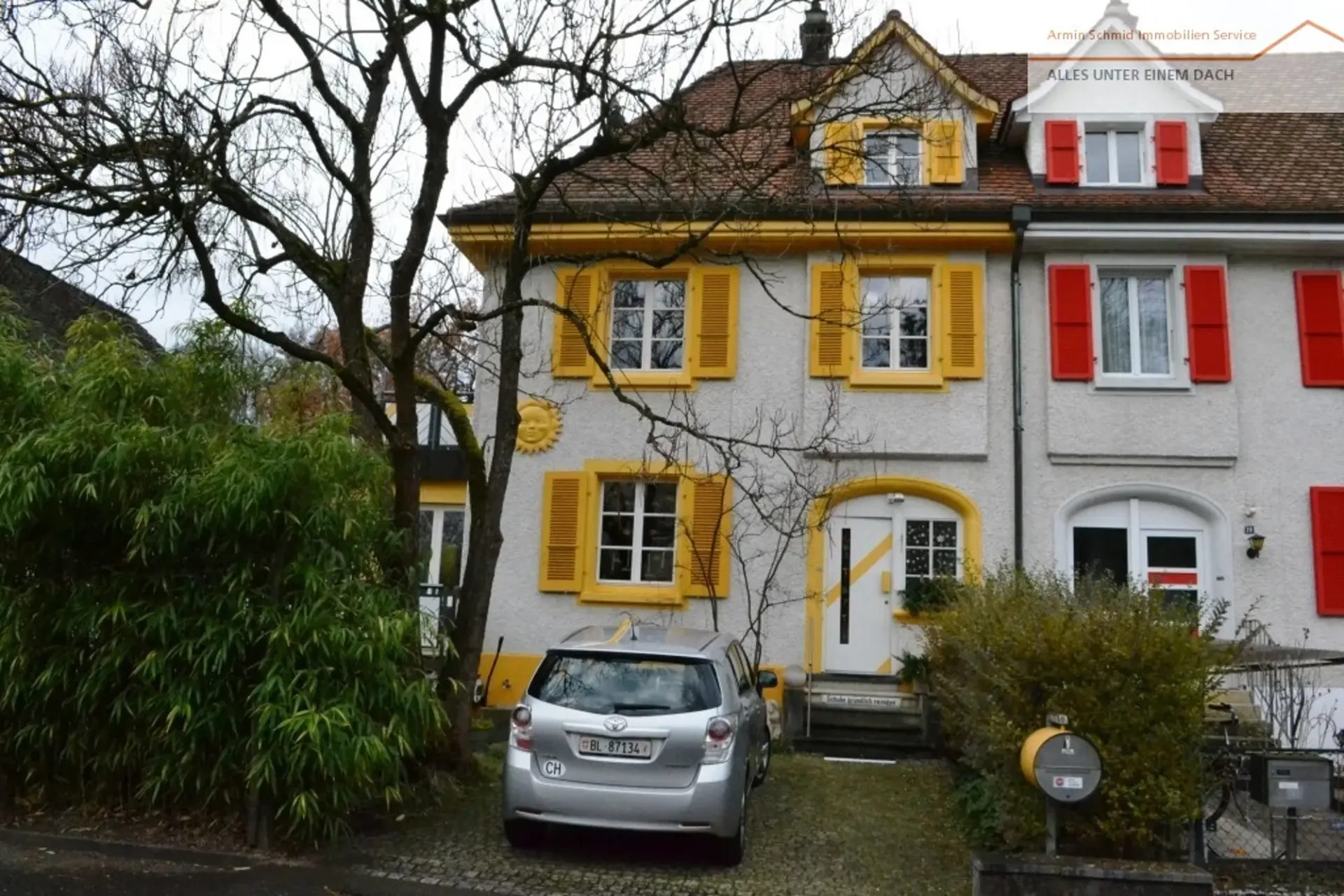 Well-maintained corner single-family house with large garden