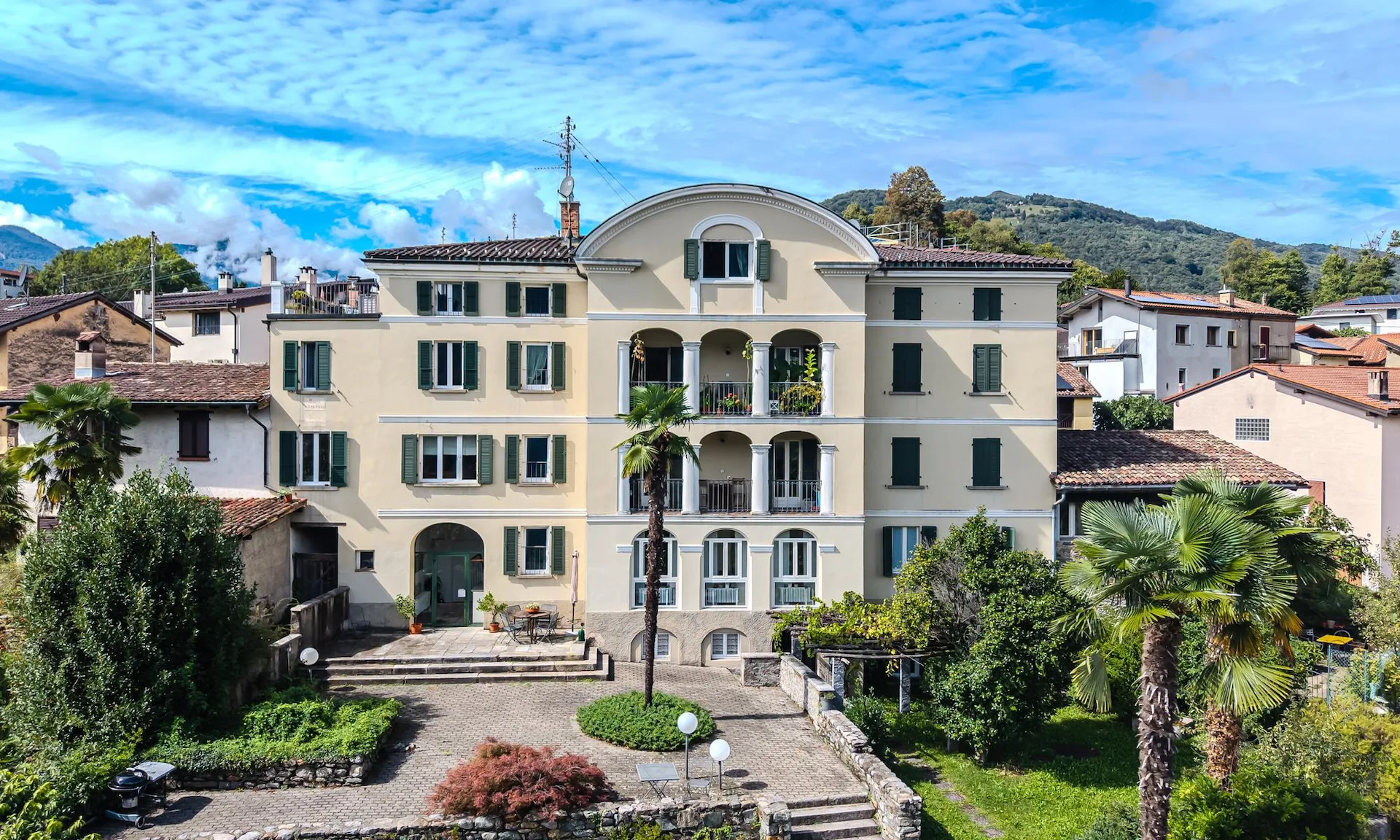 WEITES 3.5-ZIMMER-WOHNUNG MIT GROßER TERRASSE UND FREIER AUSSICHT IN CAPRIASCA