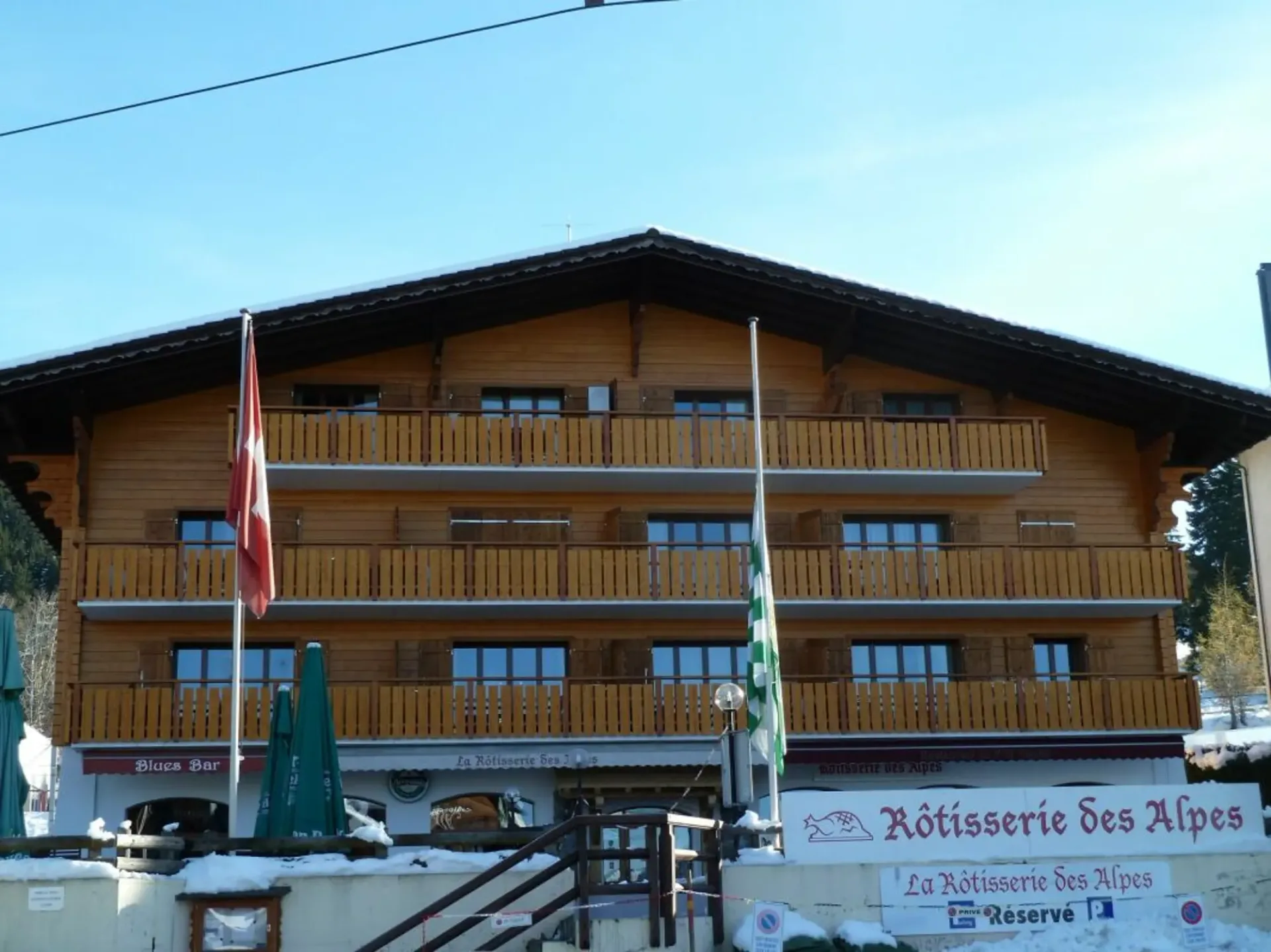 ZENITH - ABDECKTER PARKPLATZ ZUM JAHRMIETE