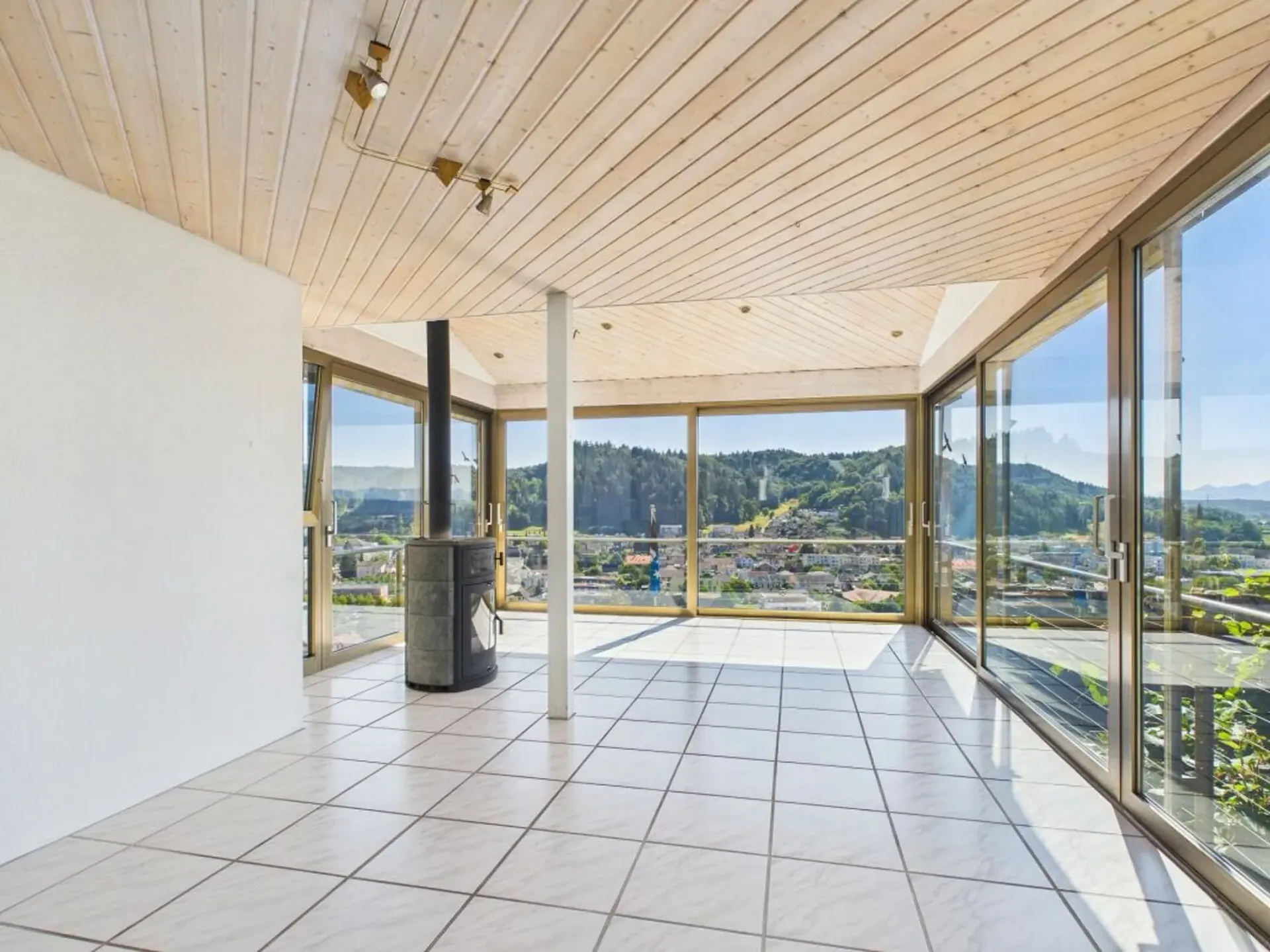 Charmante 2.5-Zimmer-Wohnung mit Wintergarten, Garten und Cheminée in Gränichen