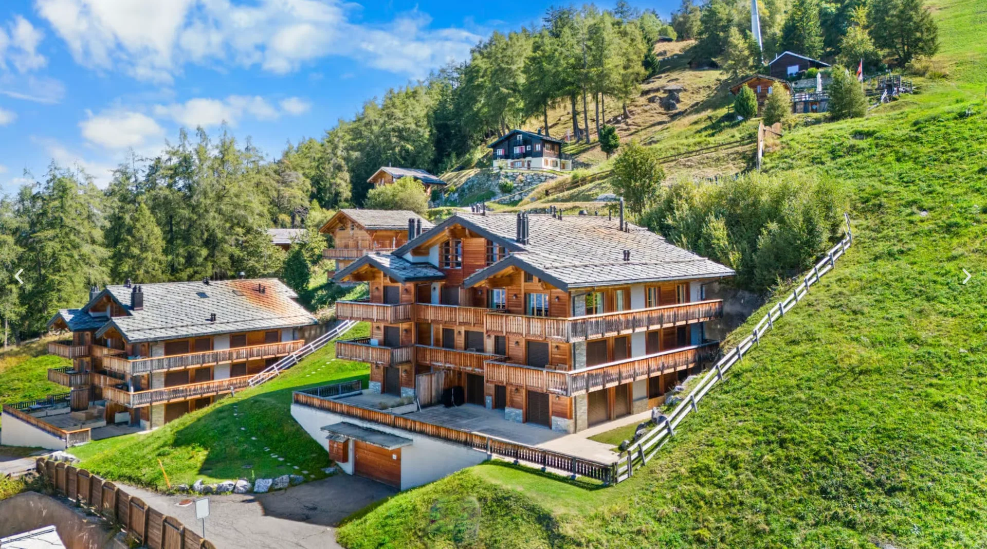 Exclusivity at the foot of the slopes: a balcony overlooking the Alps