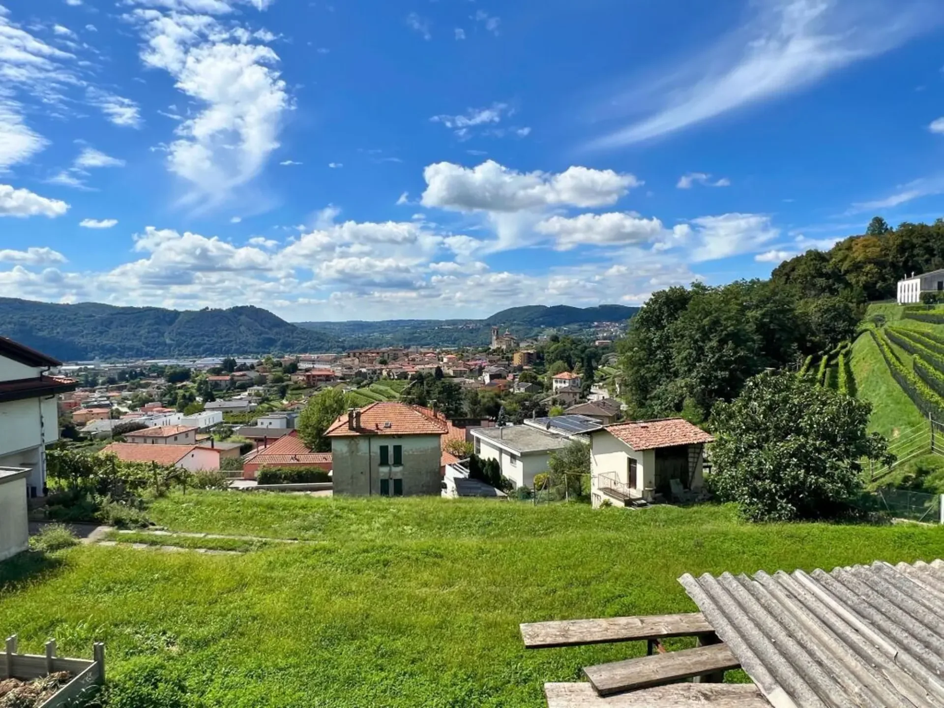 Bauland mit offenem Blick und sonnig