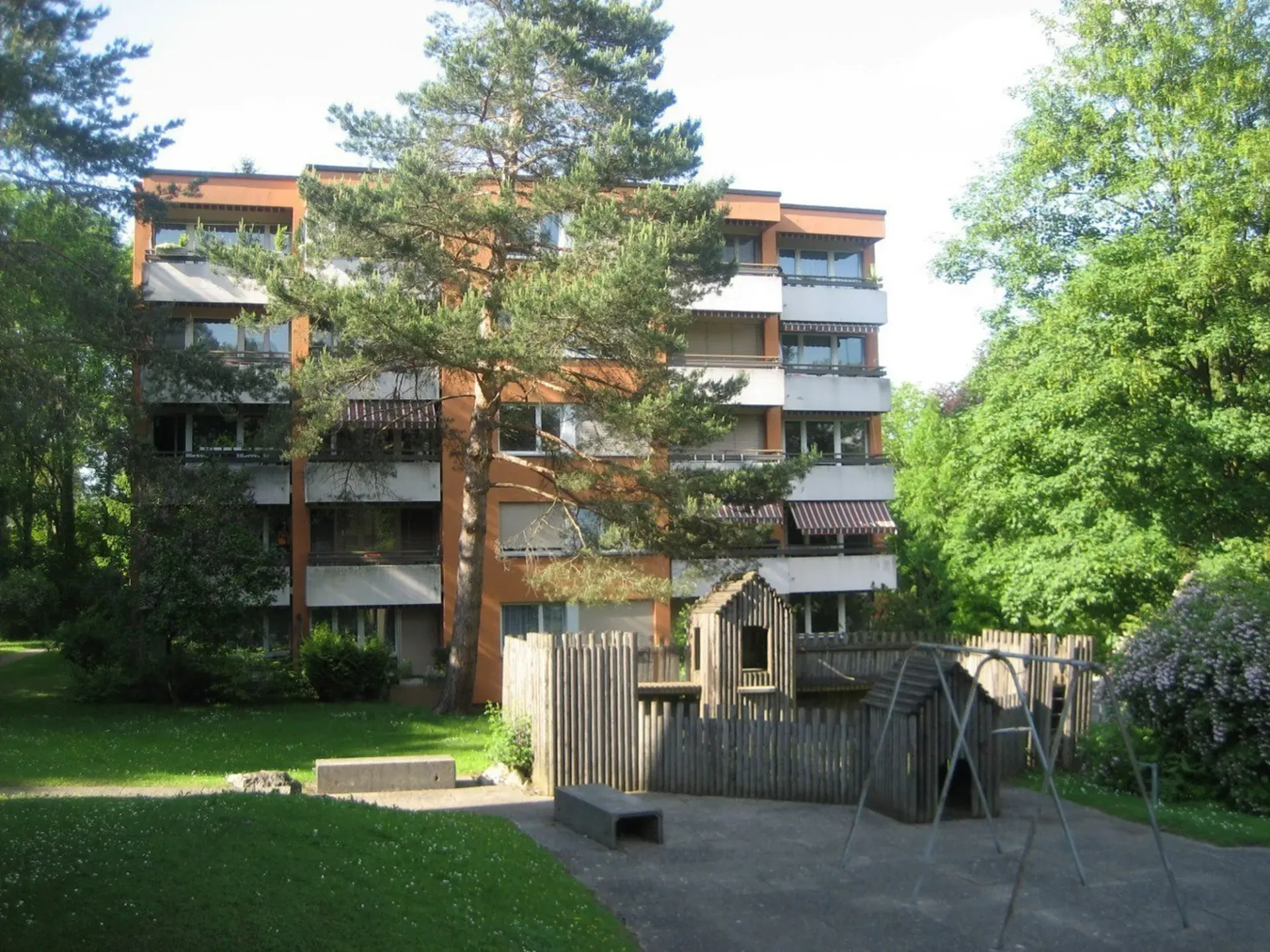 Helle 1-Zimmer-Wohnung  frisch gestrichen, mit neuem Boden und Balkon ins Grüne