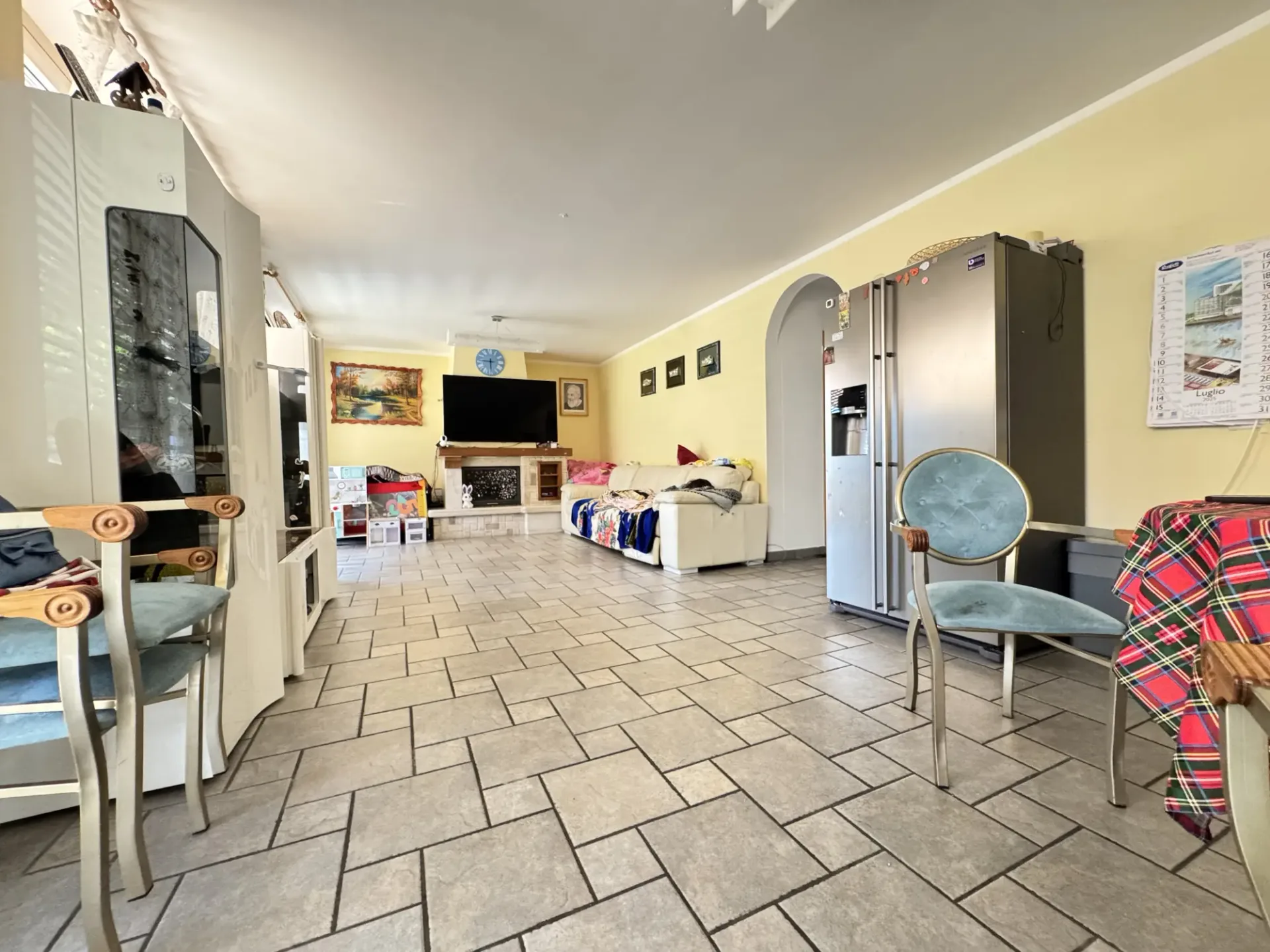 Zweifamilienhaus mit 8,5 Zimmern, Swimmingpool und Grundstück in Melano