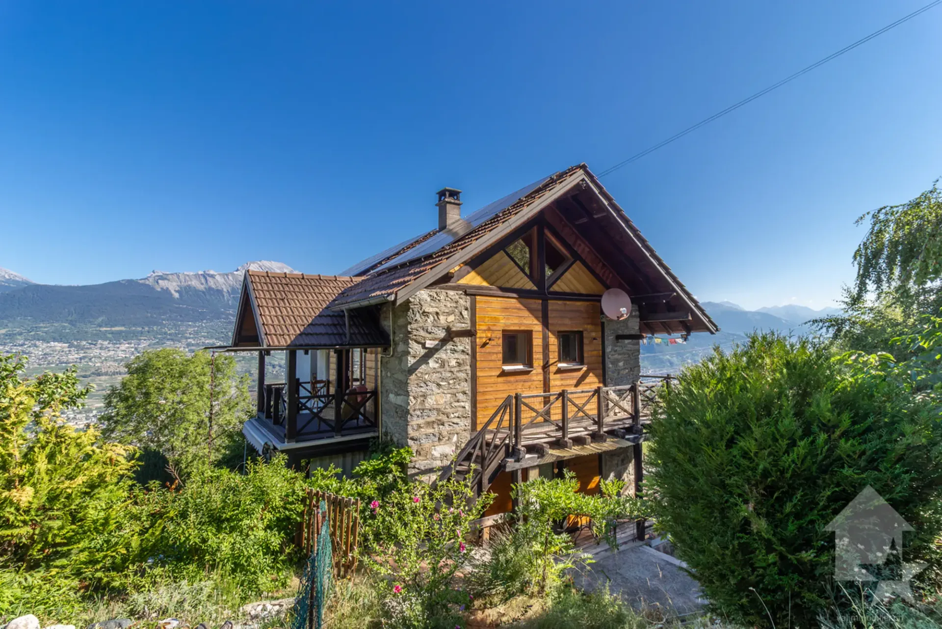 Chalet mit Charakter und zwei Wohnungen mit Aussicht und idealer Lage