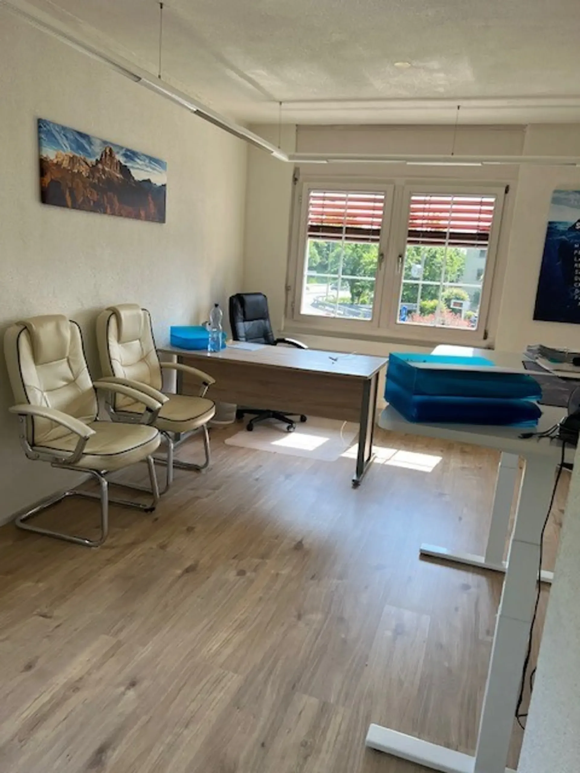 Einzelbüro 26.00 m2, Zentrale Lage in Unterengstringen