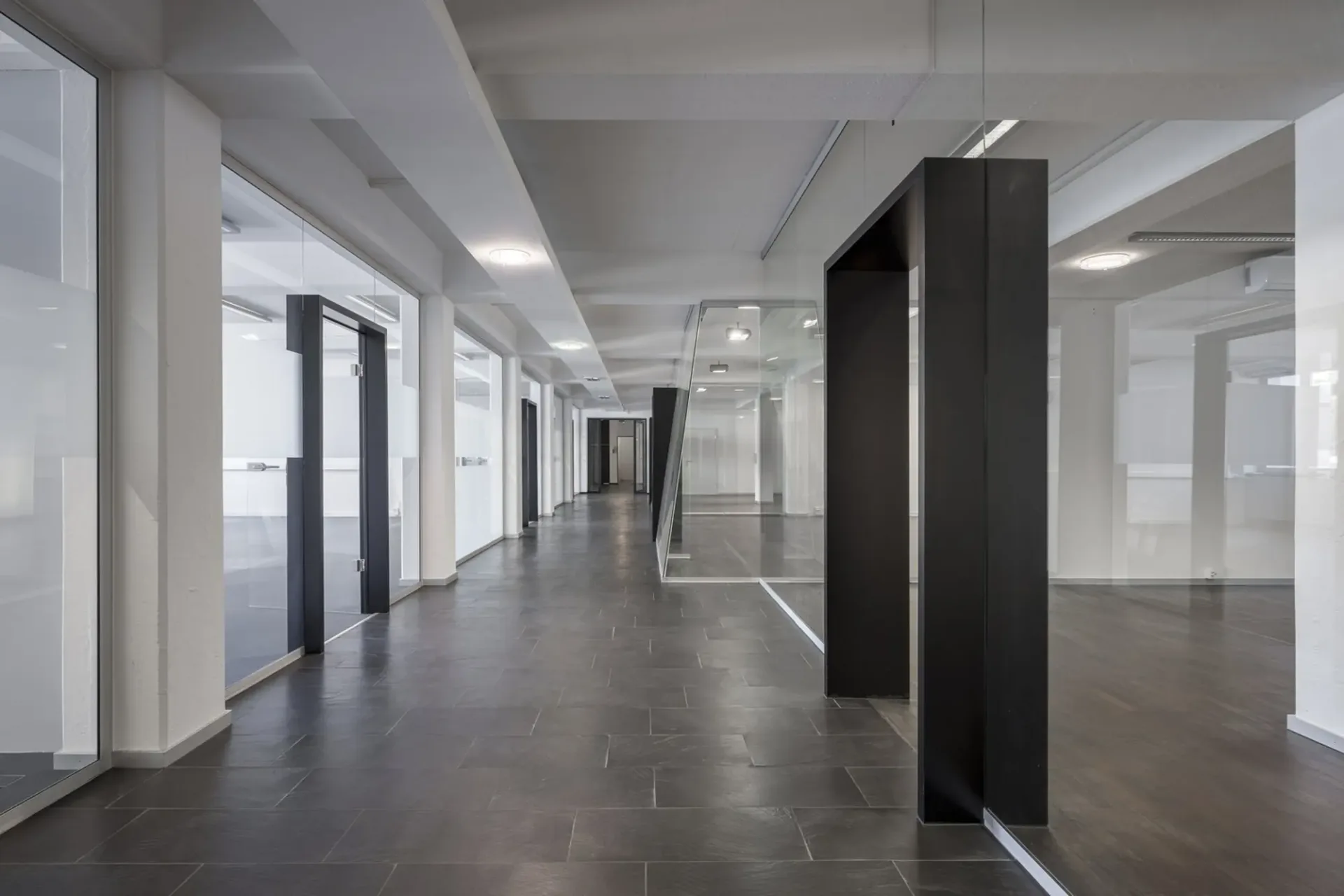 Espace de bureau et d'exposition représentatif avec des avantages inégalés