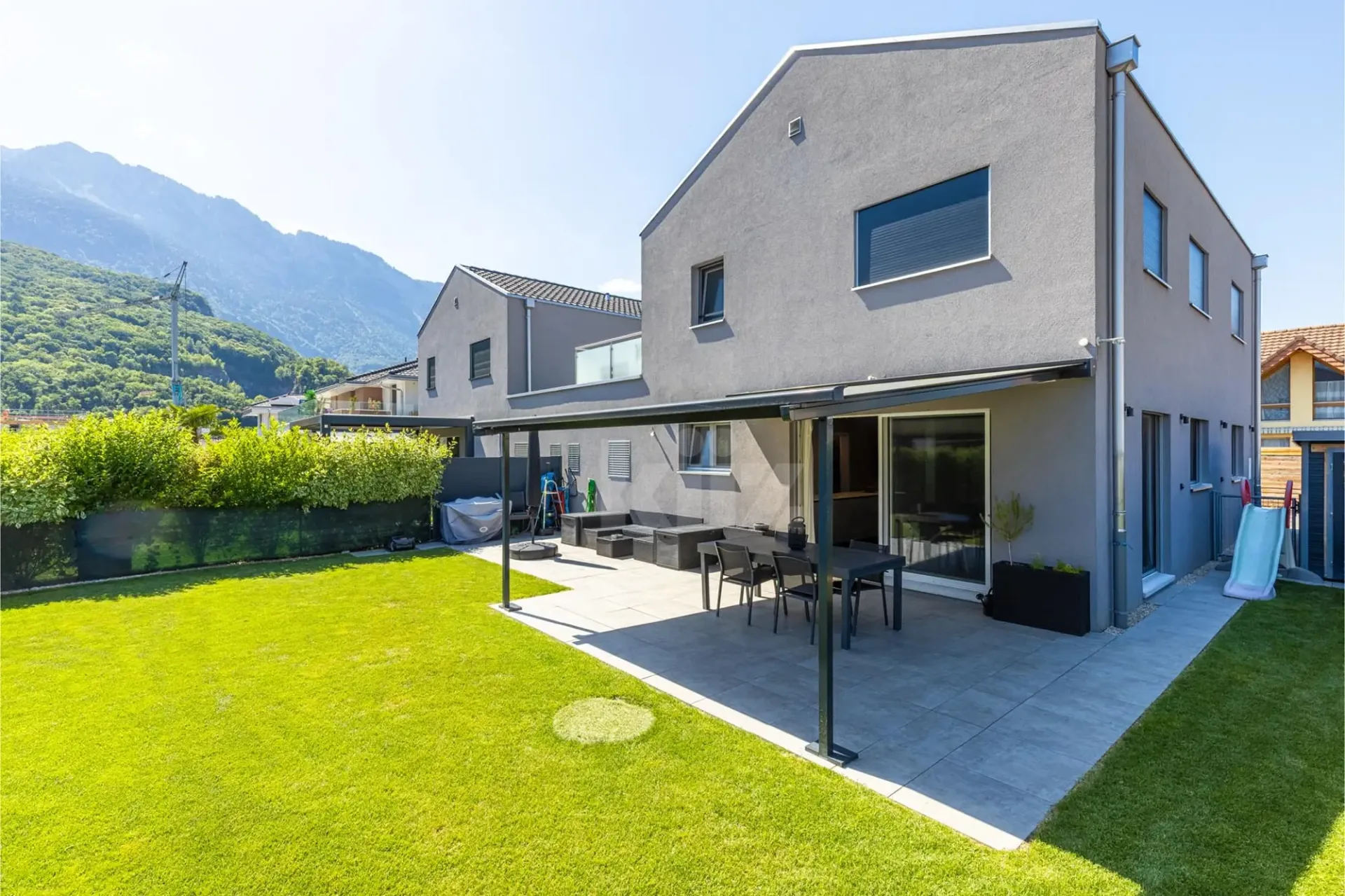 Schönes contemporary Haus mit Garten und zwei Terrassen