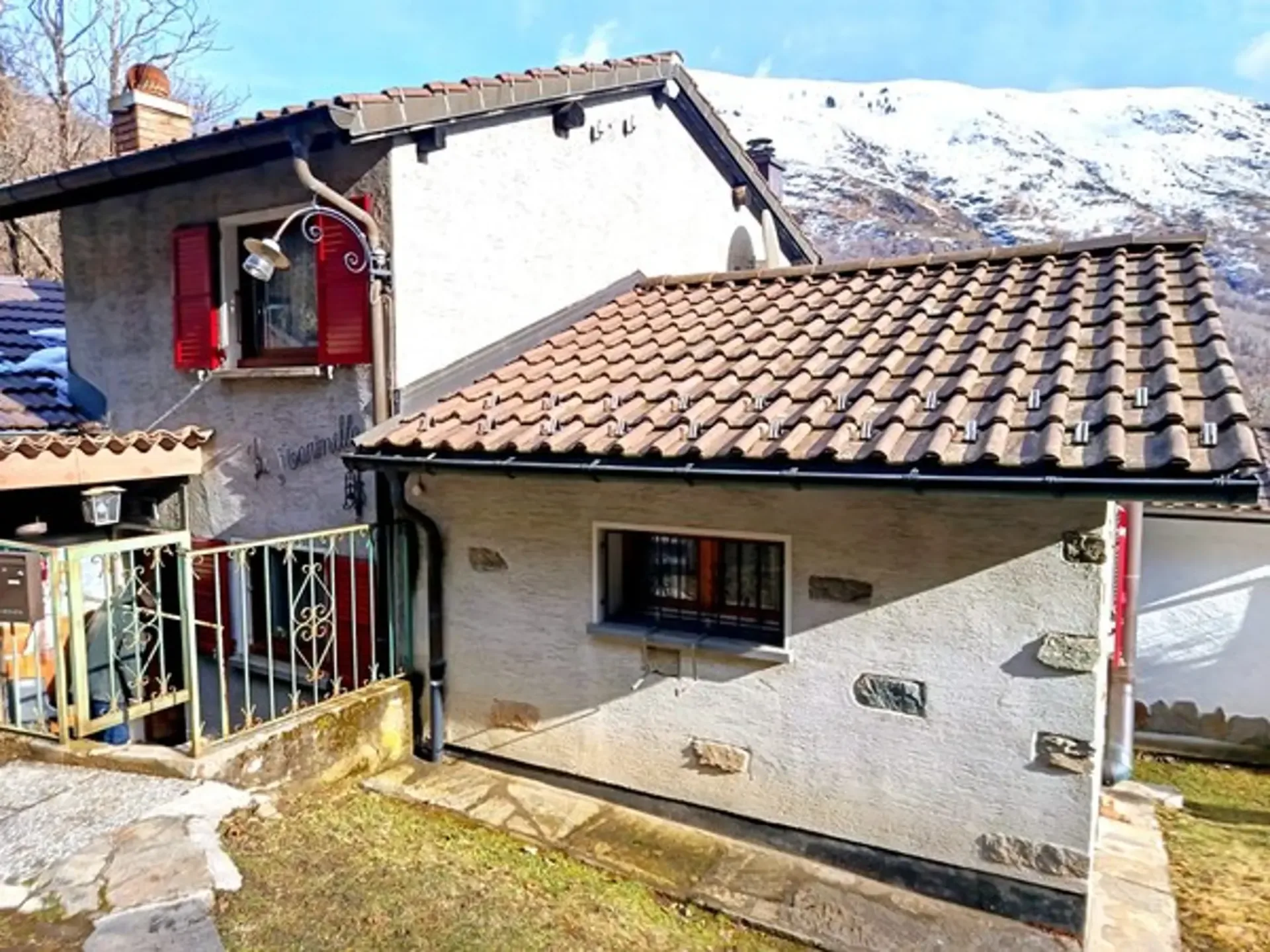 Kleines Wohnhaus mit freier Sicht auf die Berge