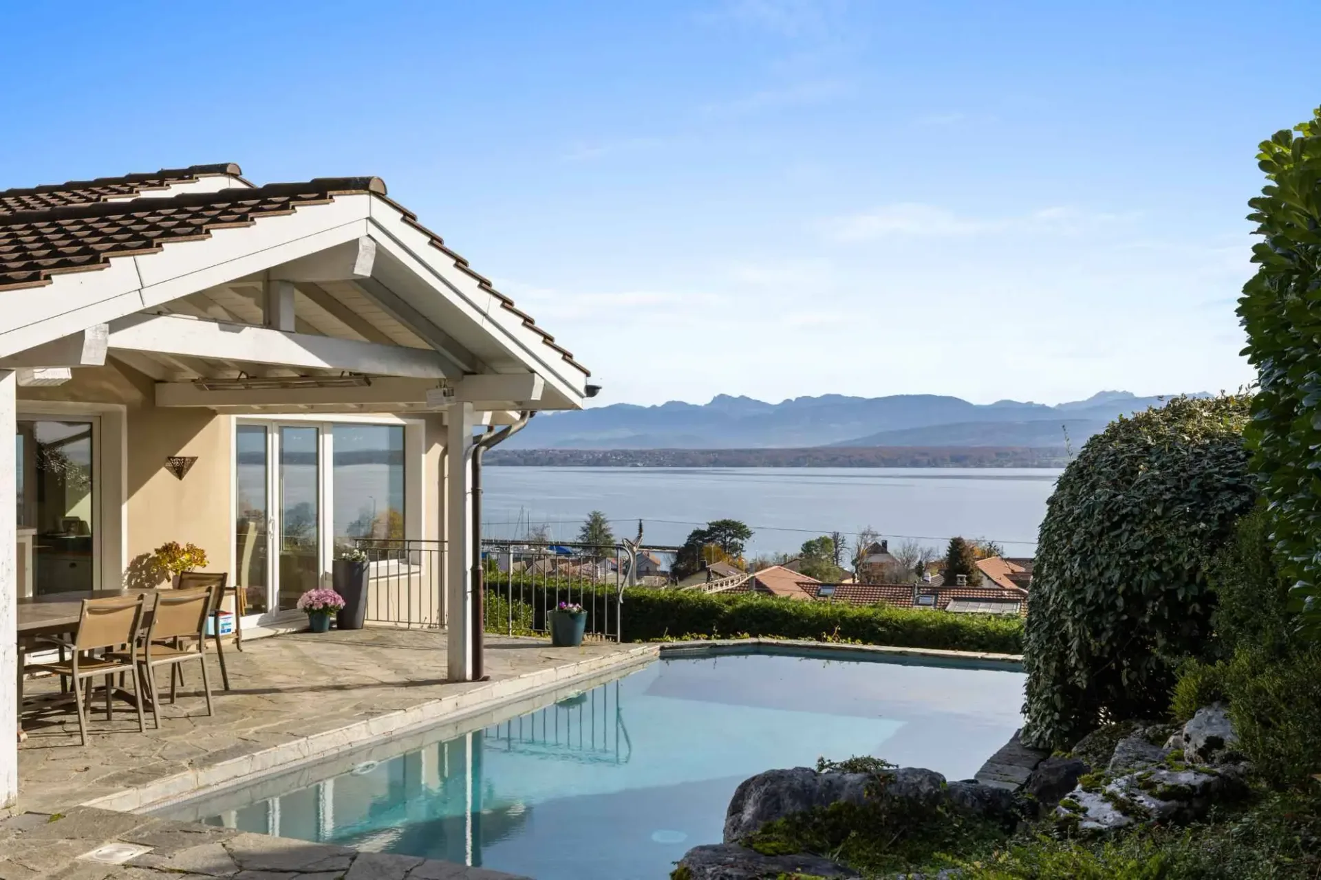 Villa mit Panoramablick auf den See und die Alpen