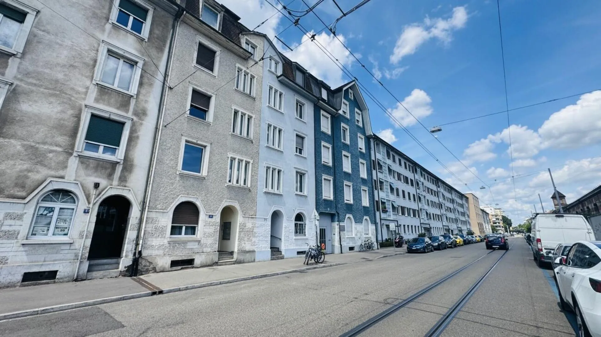 Premier occupation 2,5 pièces avec lave-linge/ séchoir privé, grand balcon et cave