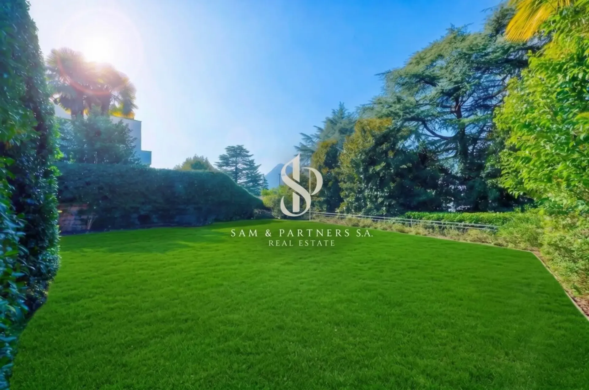 Villa con giardino
