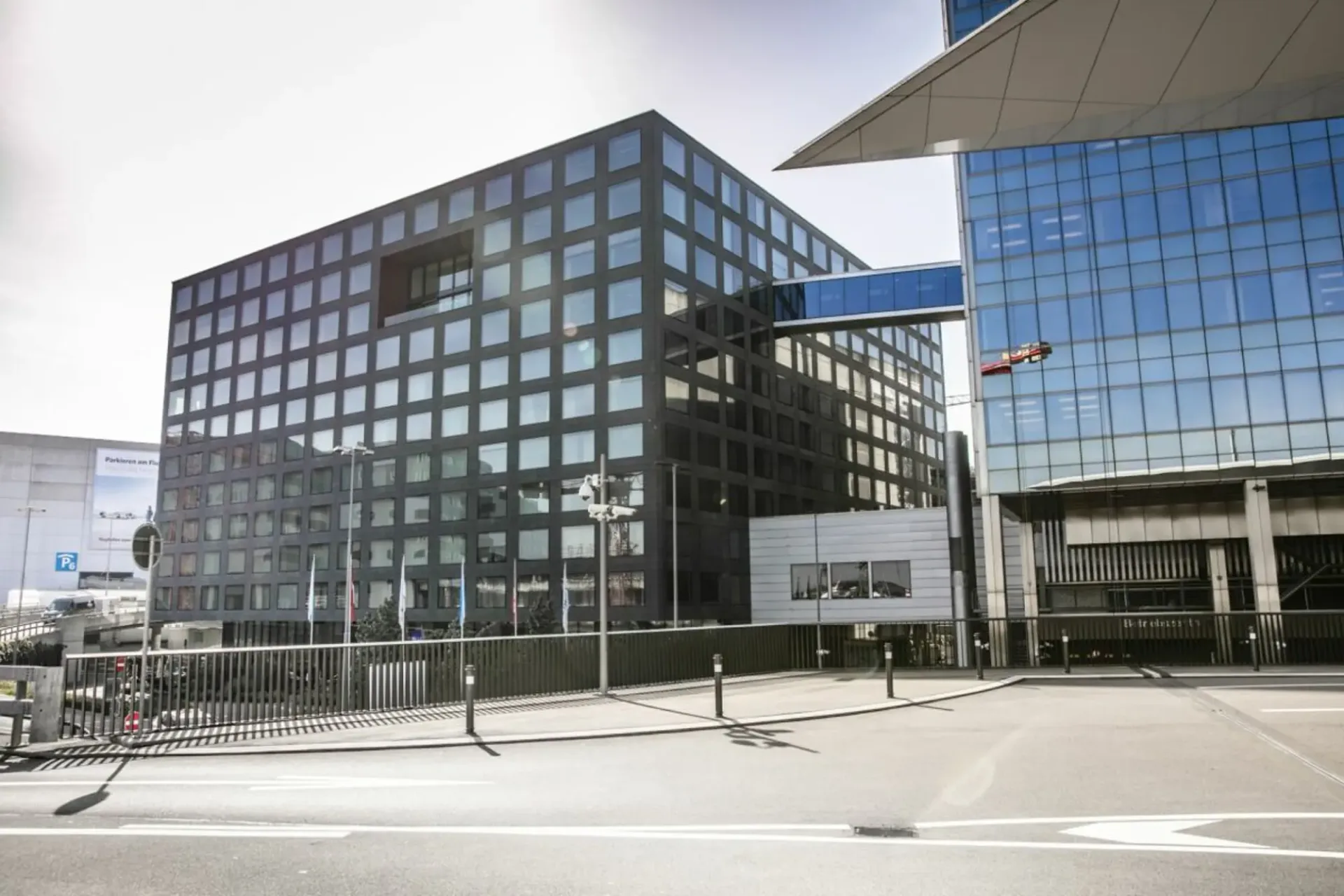 Prime Center 3 - Büroräumlichkeit mit Aussicht auf das Fluggeschehen