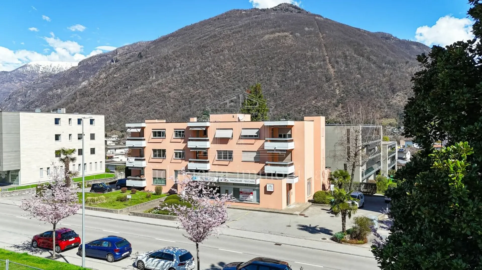 LOSONE - Helles und vielseitiges Gewerbefläche in zentraler Lage
