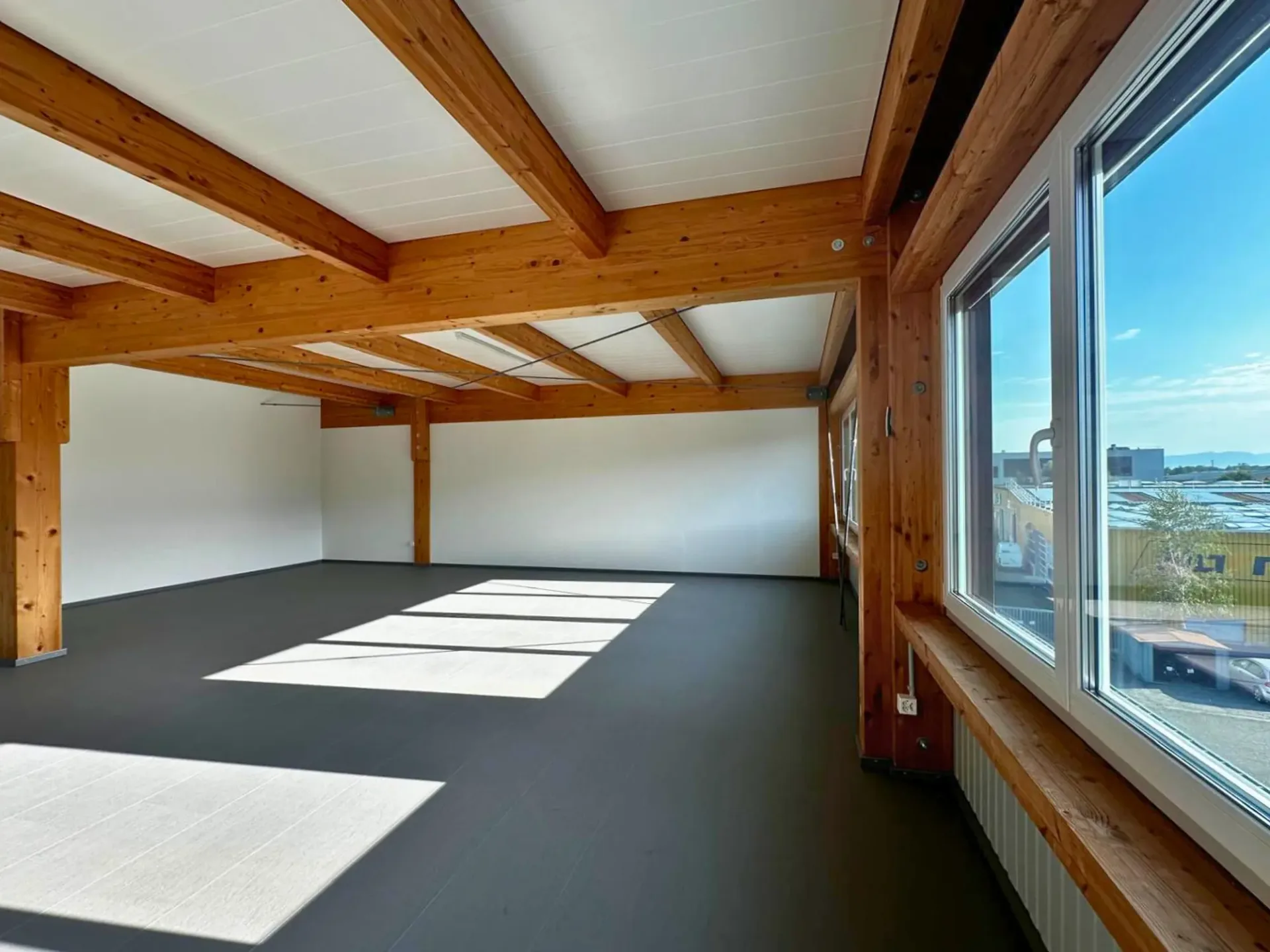 Bright and versatile commercial space in the Letzau industrial park