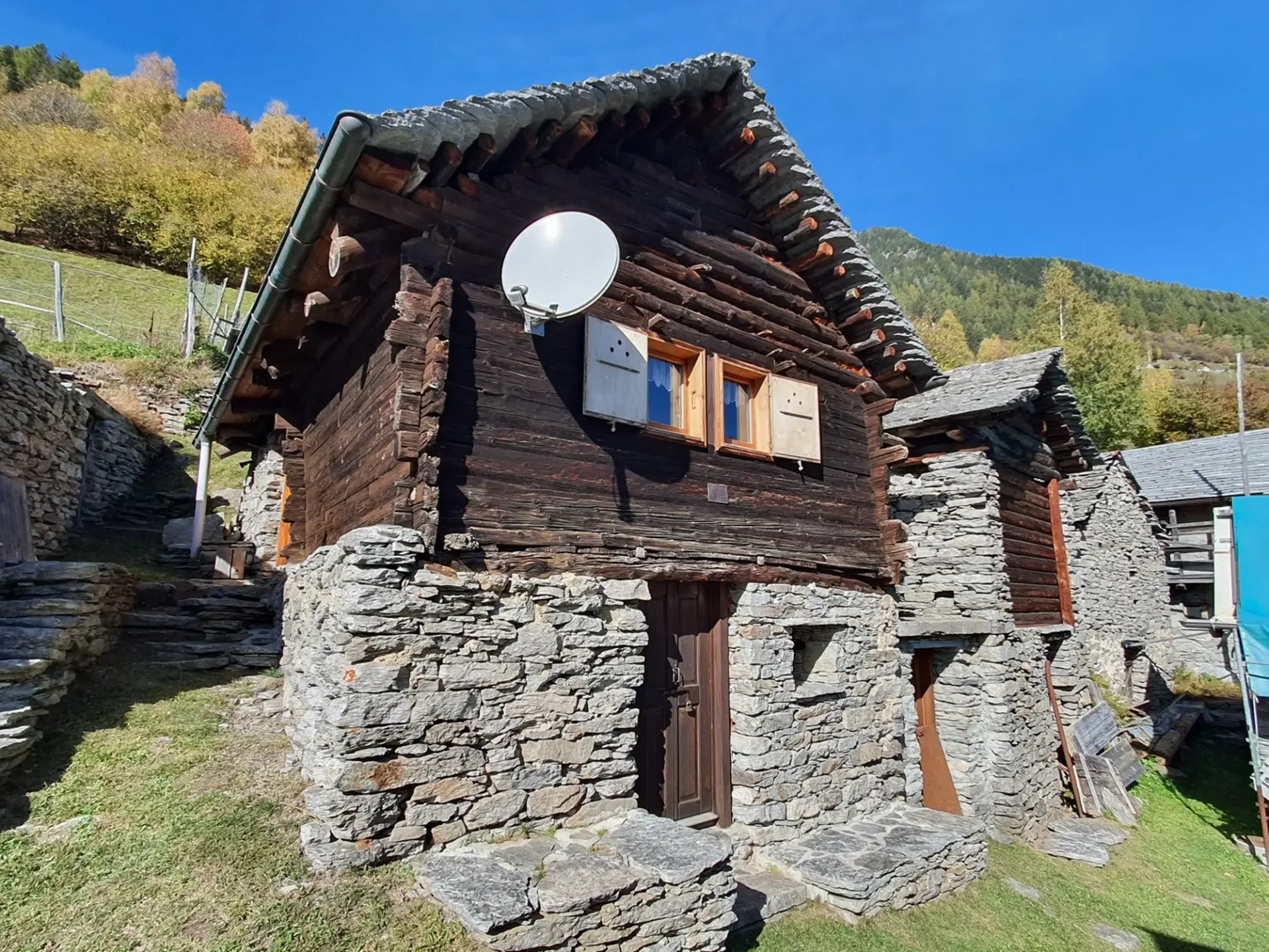 2 Bergbauernhöfe mit grossem Land an einem sehr sonnigen Ort