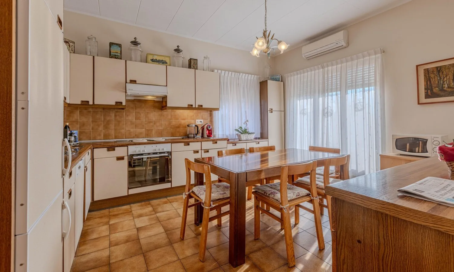 VILLA DI 10 LOCALI CON AMPIO GIARDINO A MORBIO INFERIORE