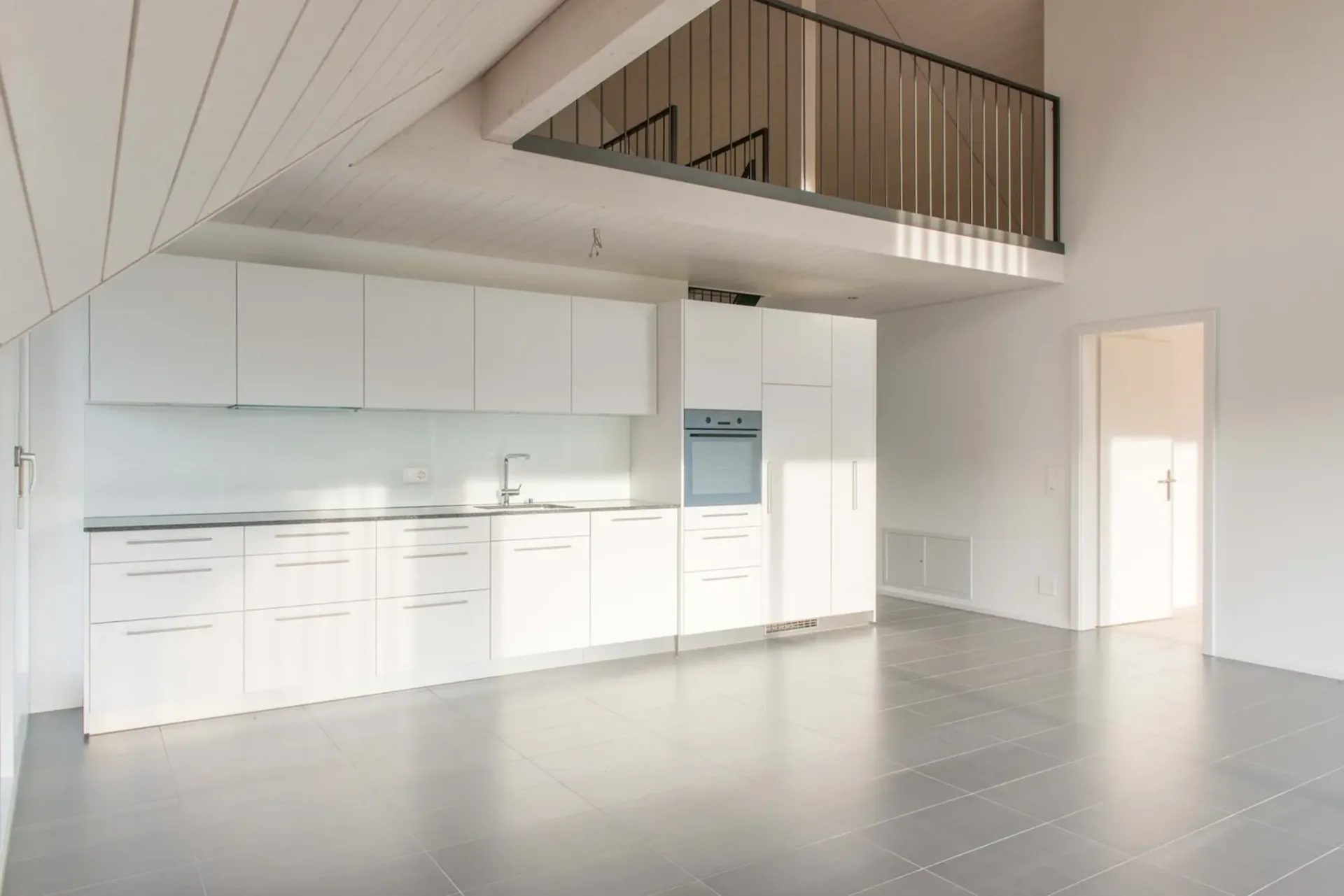 Grosszügige, moderne 4 1/2-Zimmer-Dachwohnung mit Galerie und Sicht ins Grüne in Rapperswil / BE