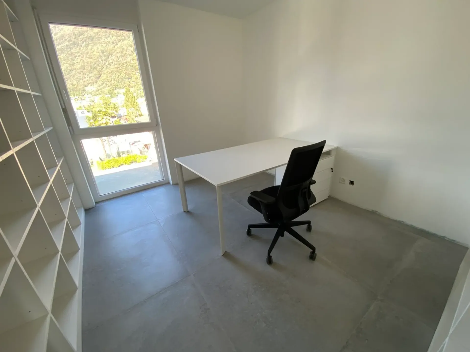 Moderne und geräumige Büroausstattung in Losone zu verkaufen