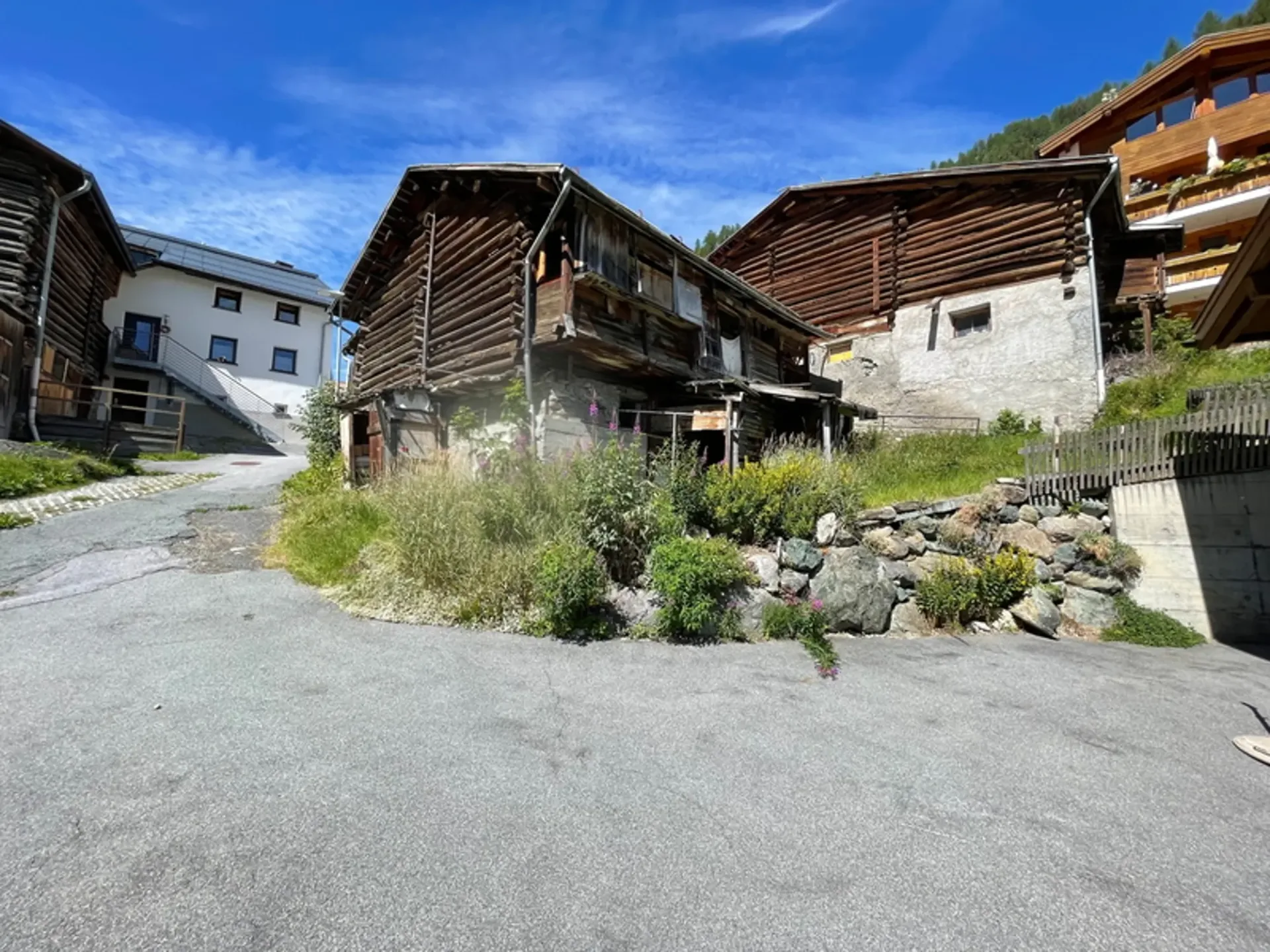 Due edifici di stalla con potenziale di sviluppo a Samnaun-Compatsch