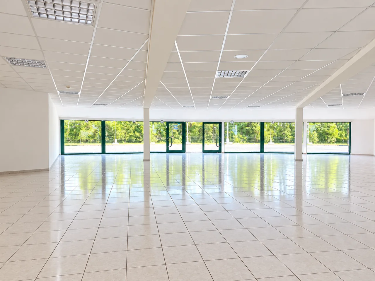 A louer local commercial de 200m2 avec vitrine sur l'axe Delémont-Bâle