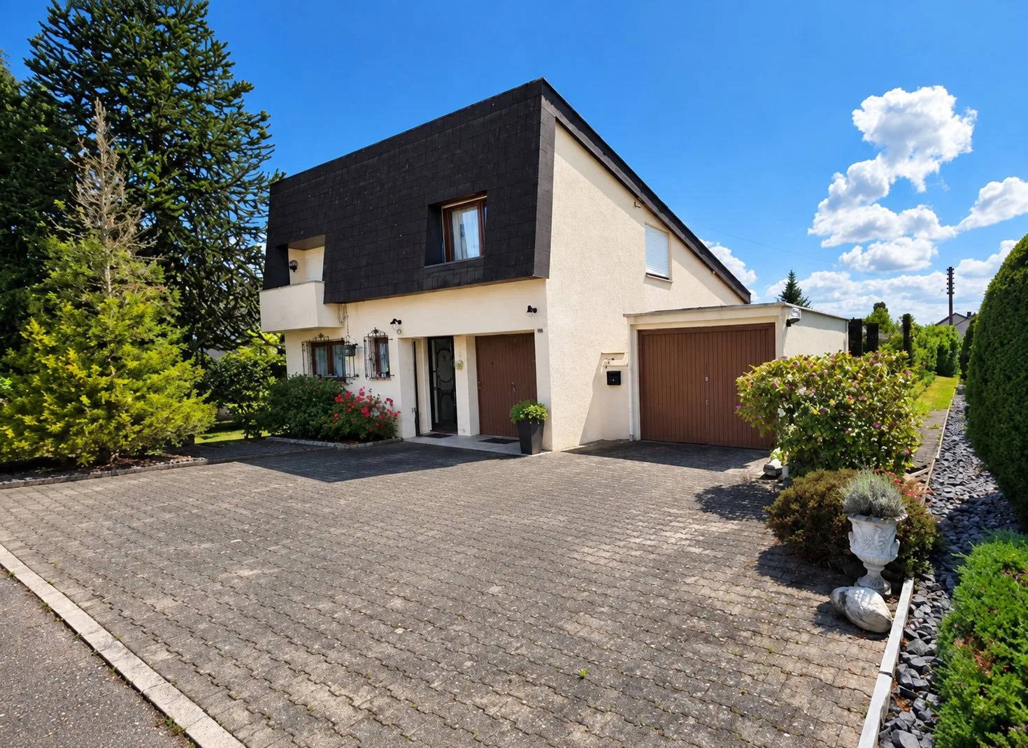 4.5-Zimmer-EFH mit grossem Garten und optimaler Verkehrsanbindung