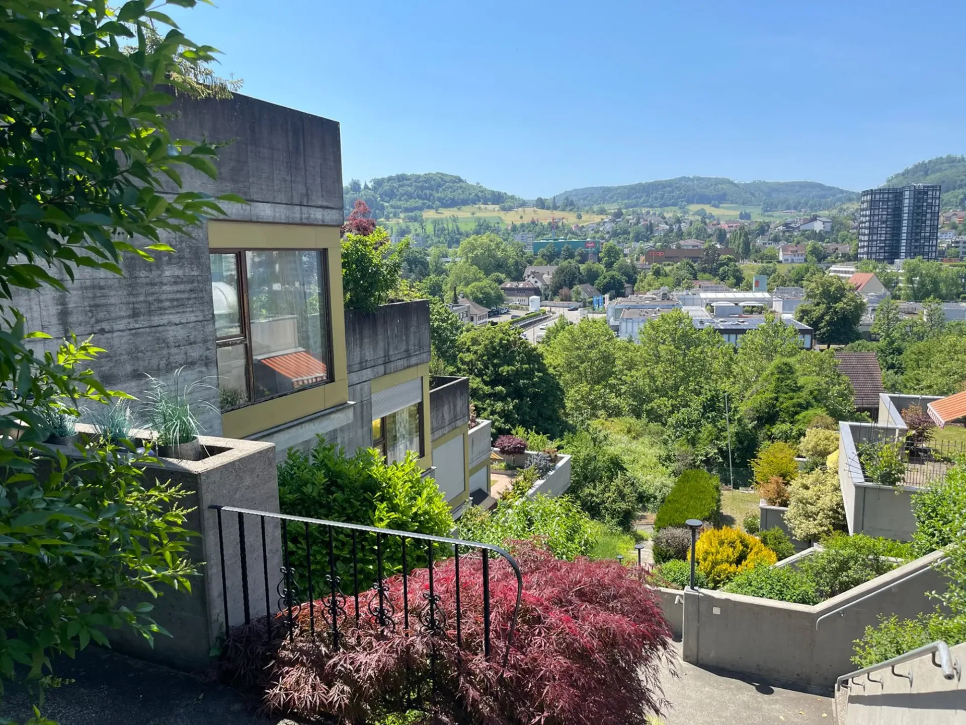 3.5-Zimmer-Eigentumswohnung mit Studio, grosszügigen Terrassen und idealer Lage