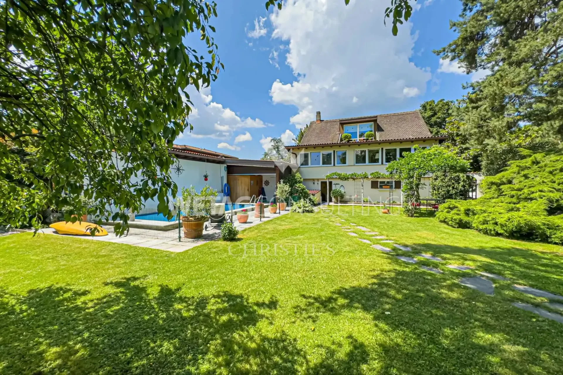 Lugano-Magliaso: schöne Villa im Grünen, mit Pool & in der Nähe des Luganersees zu verkaufen