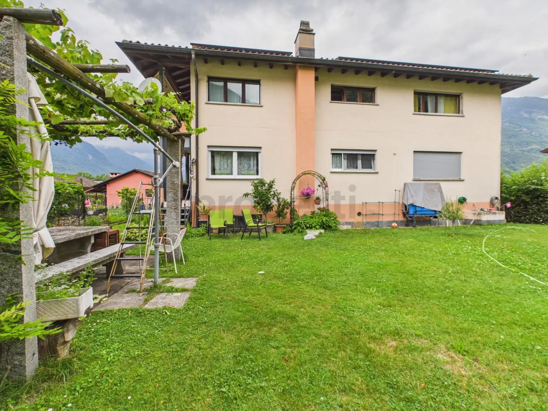 Elegantes Appartement 4.5 Zimmer in Doppelhaushälfte mit Garten, Arbedo-Castione