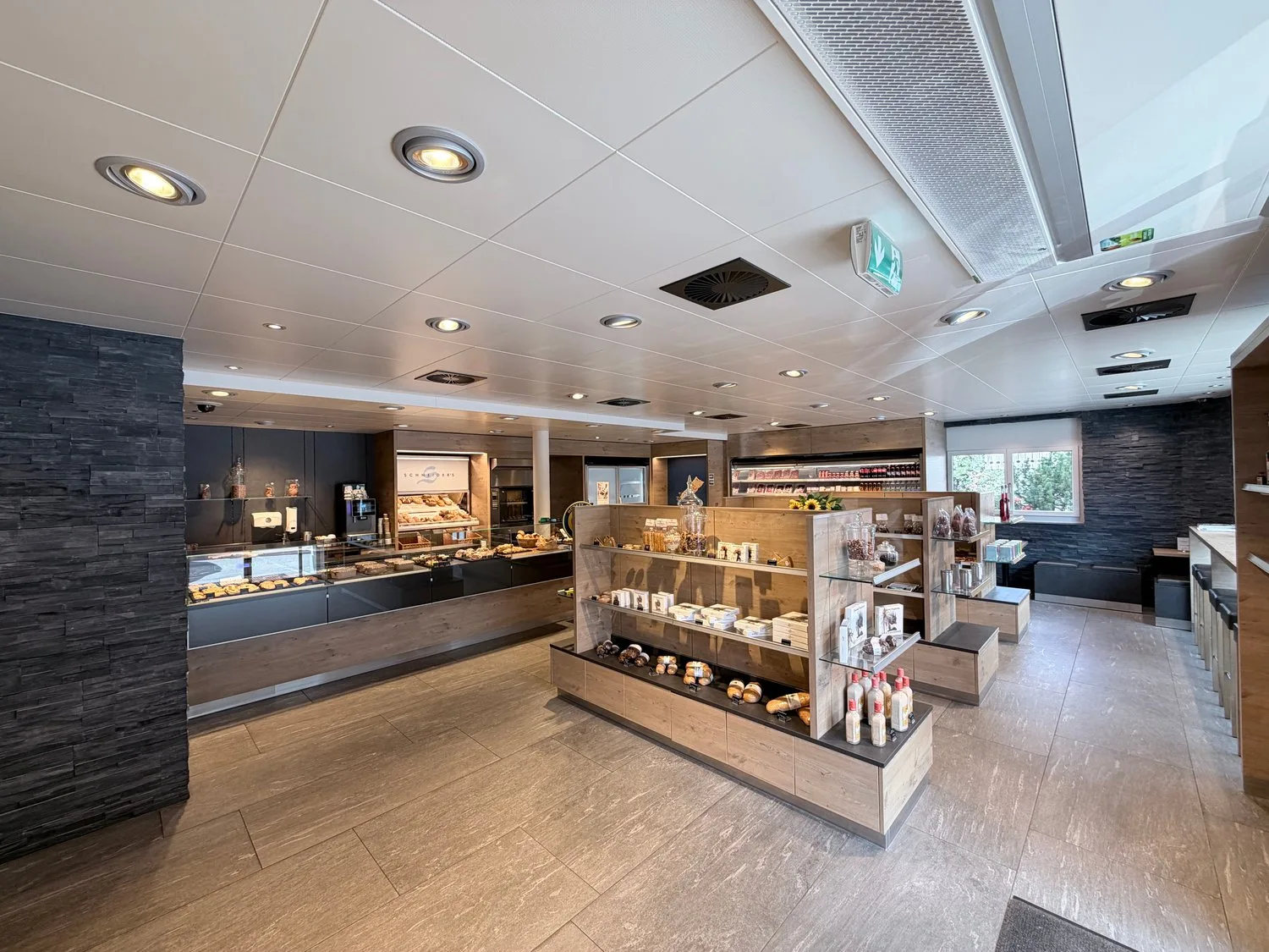 Modernes Ladenlokal an der Landstrasse in Klosters Platz