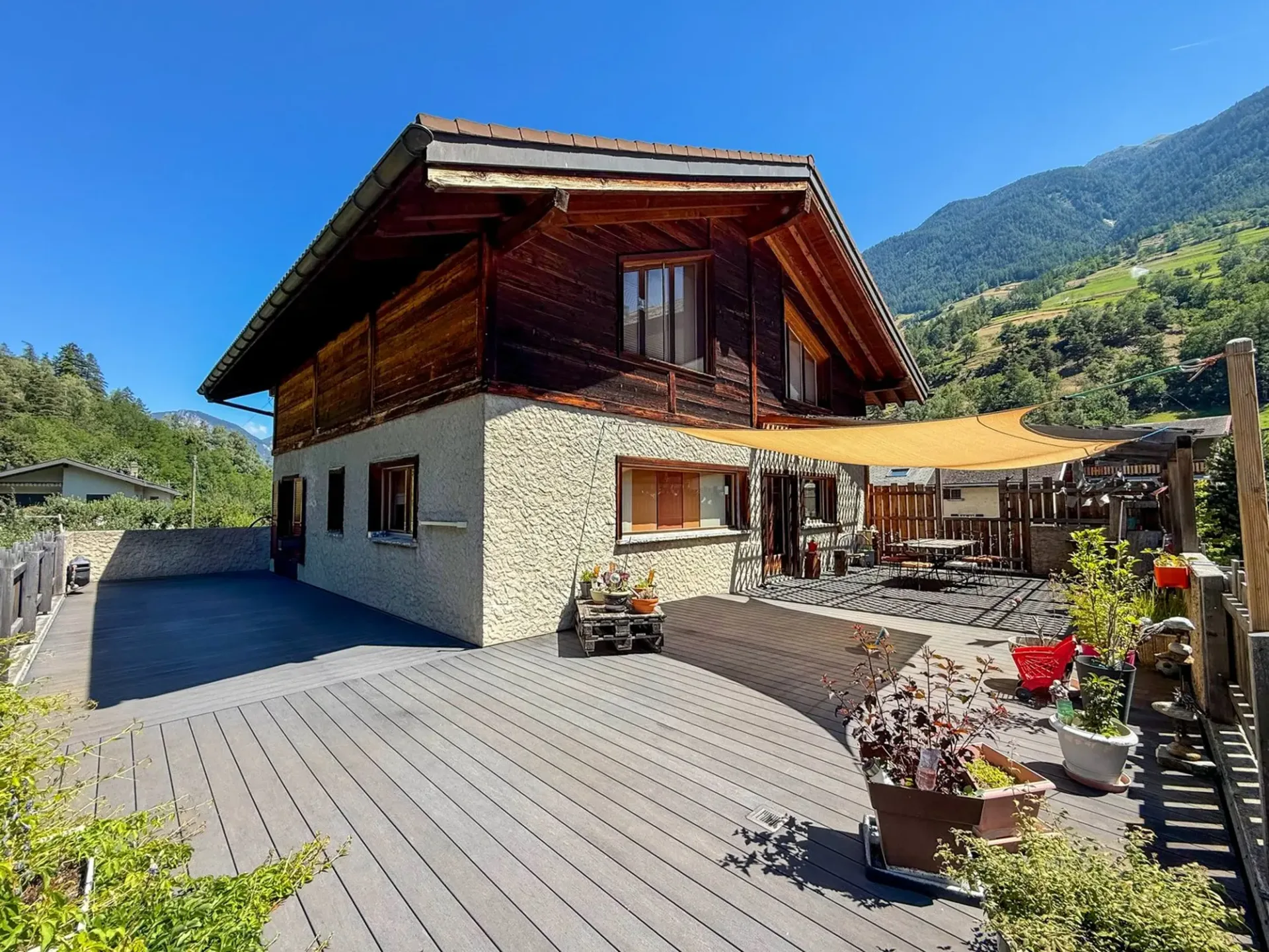 Große Familienvilla mit prächtiger Terrasse und großem Garten