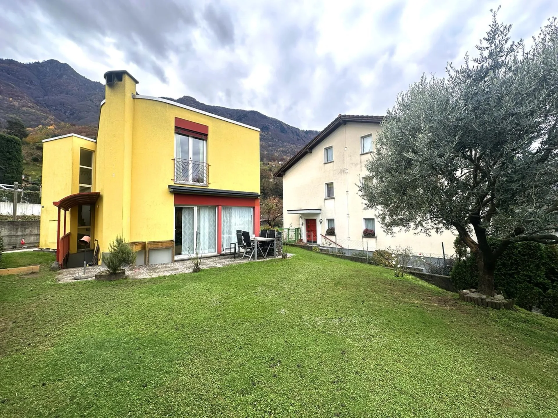 Einfamilienhaus mit 4,5 Zimmern und großem umzäunten Garten in Camorino