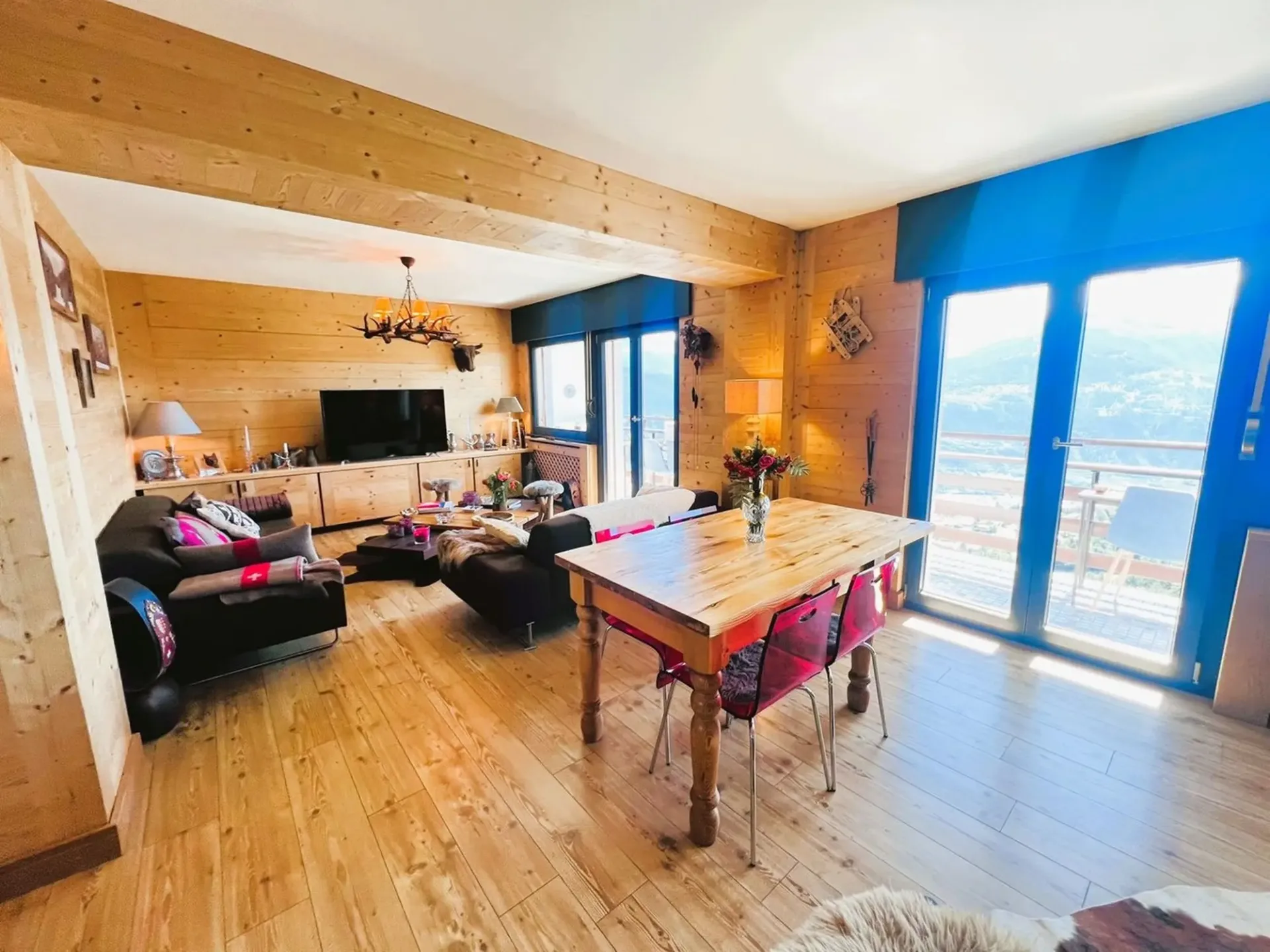SAISONAL: Prachtiges 4.5-Zimmer-Wohnung renoviert - Außergewöhnliche Panoramablick - Gut gelegen - Ruhige Lage